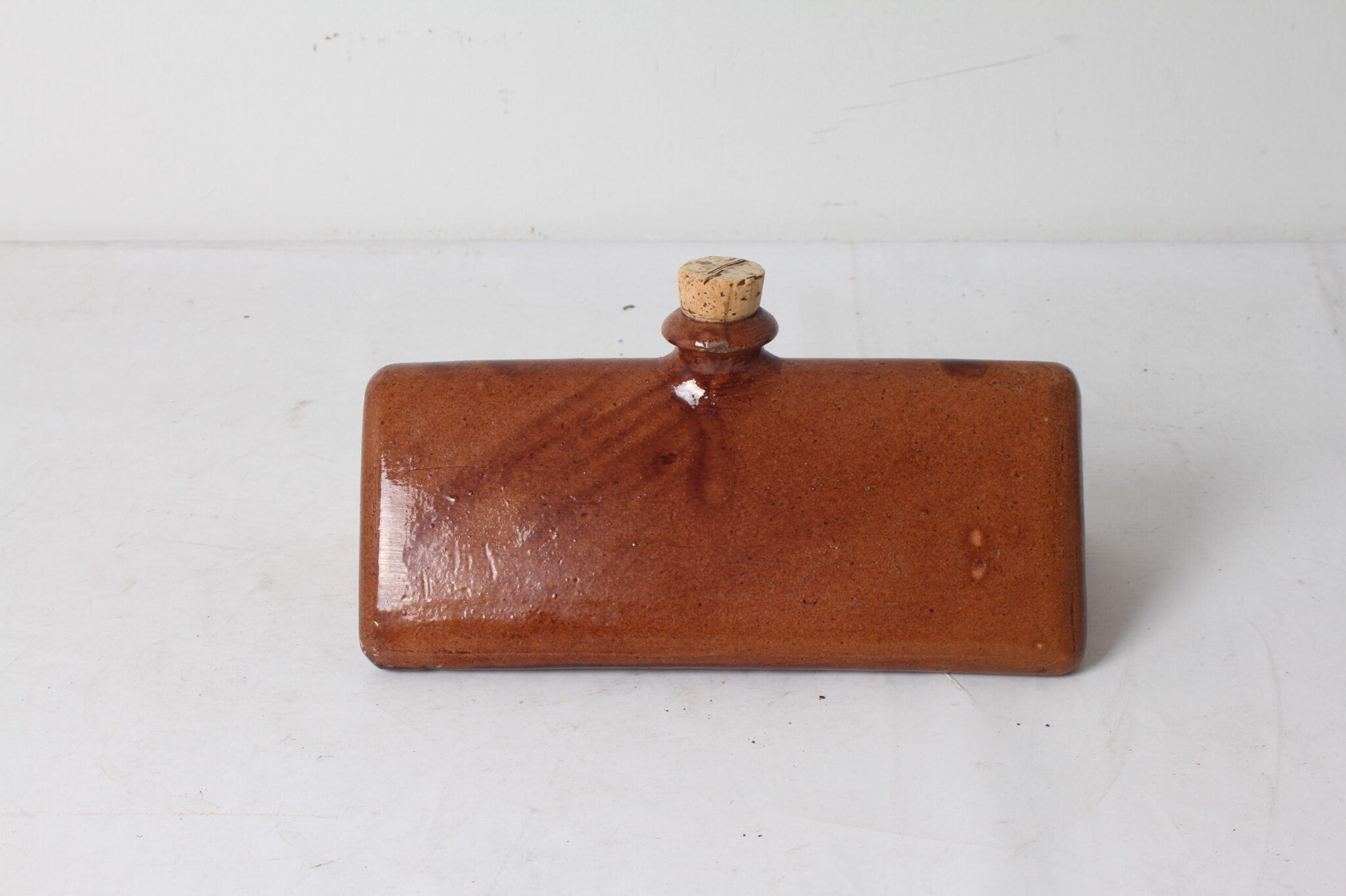 ancienne-bouillote-en-gres-bouchon-liege-objets-deco-brocante-collection-occasion-emmaus-scherwiller-etikette (3)