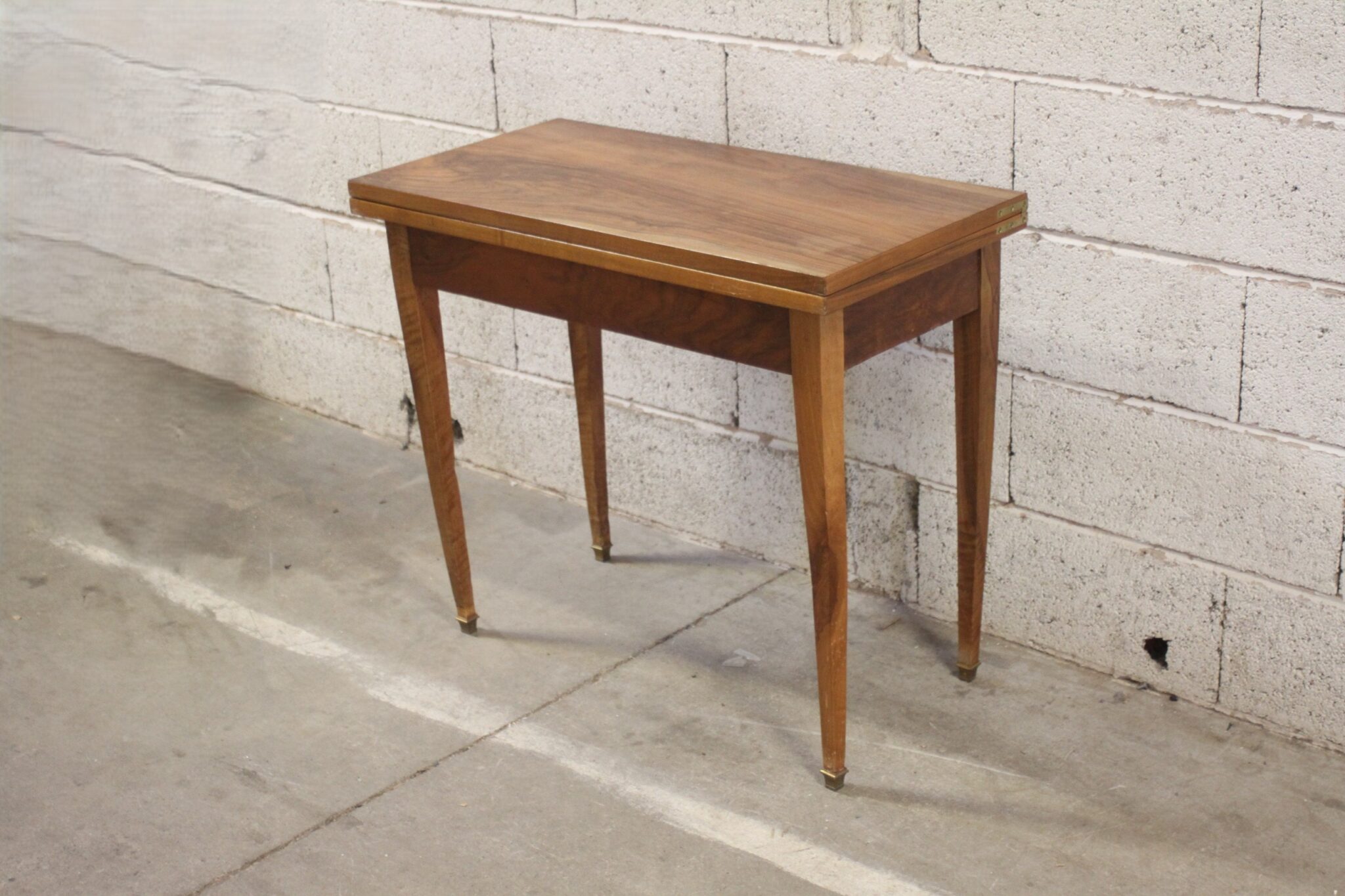 ancienne-table-a-jeux-en-bois-plateau-pivotant-et-pliant-finitions-laiton-mobilier-brocante-occasion-emmaus-scherwiller-etikette (2)