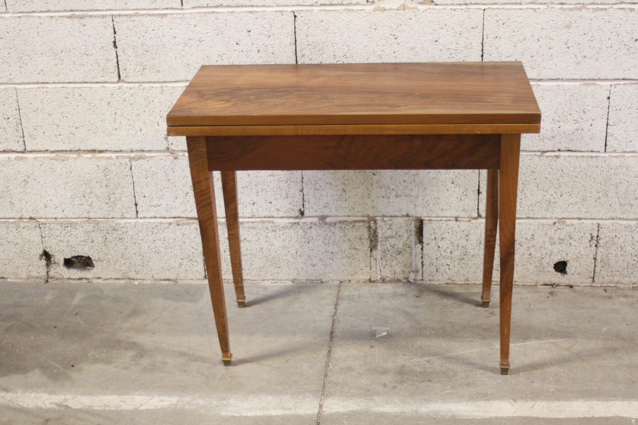 ancienne-table-a-jeux-en-bois-plateau-pivotant-et-pliant-finitions-laiton-mobilier-brocante-occasion-emmaus-scherwiller-etikette (3)