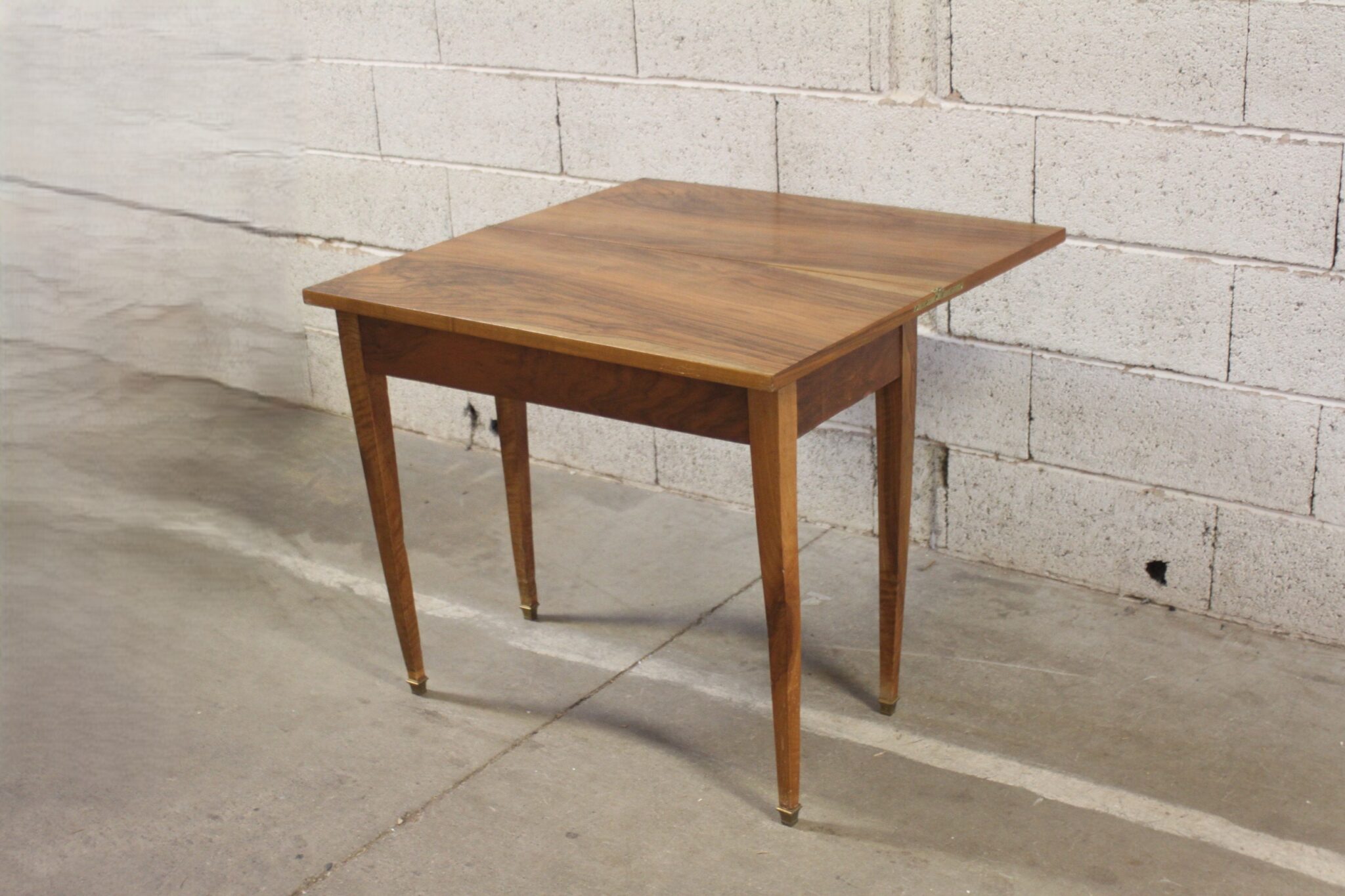 ancienne-table-a-jeux-en-bois-plateau-pivotant-et-pliant-finitions-laiton-mobilier-brocante-occasion-emmaus-scherwiller-etikette (4)