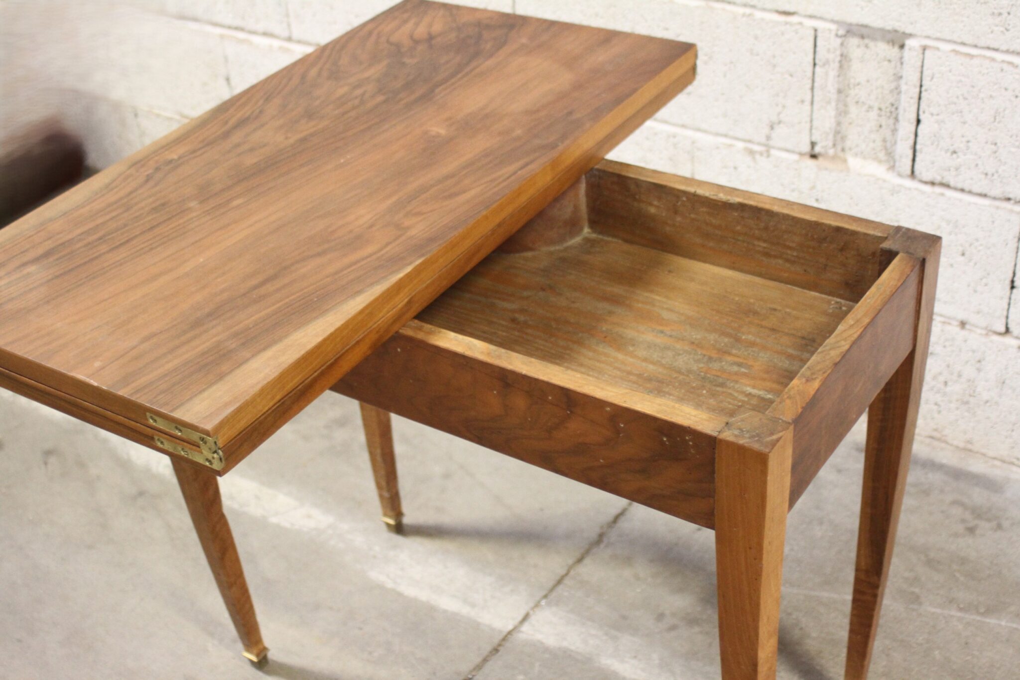 ancienne-table-a-jeux-en-bois-plateau-pivotant-et-pliant-finitions-laiton-mobilier-brocante-occasion-emmaus-scherwiller-etikette (5)