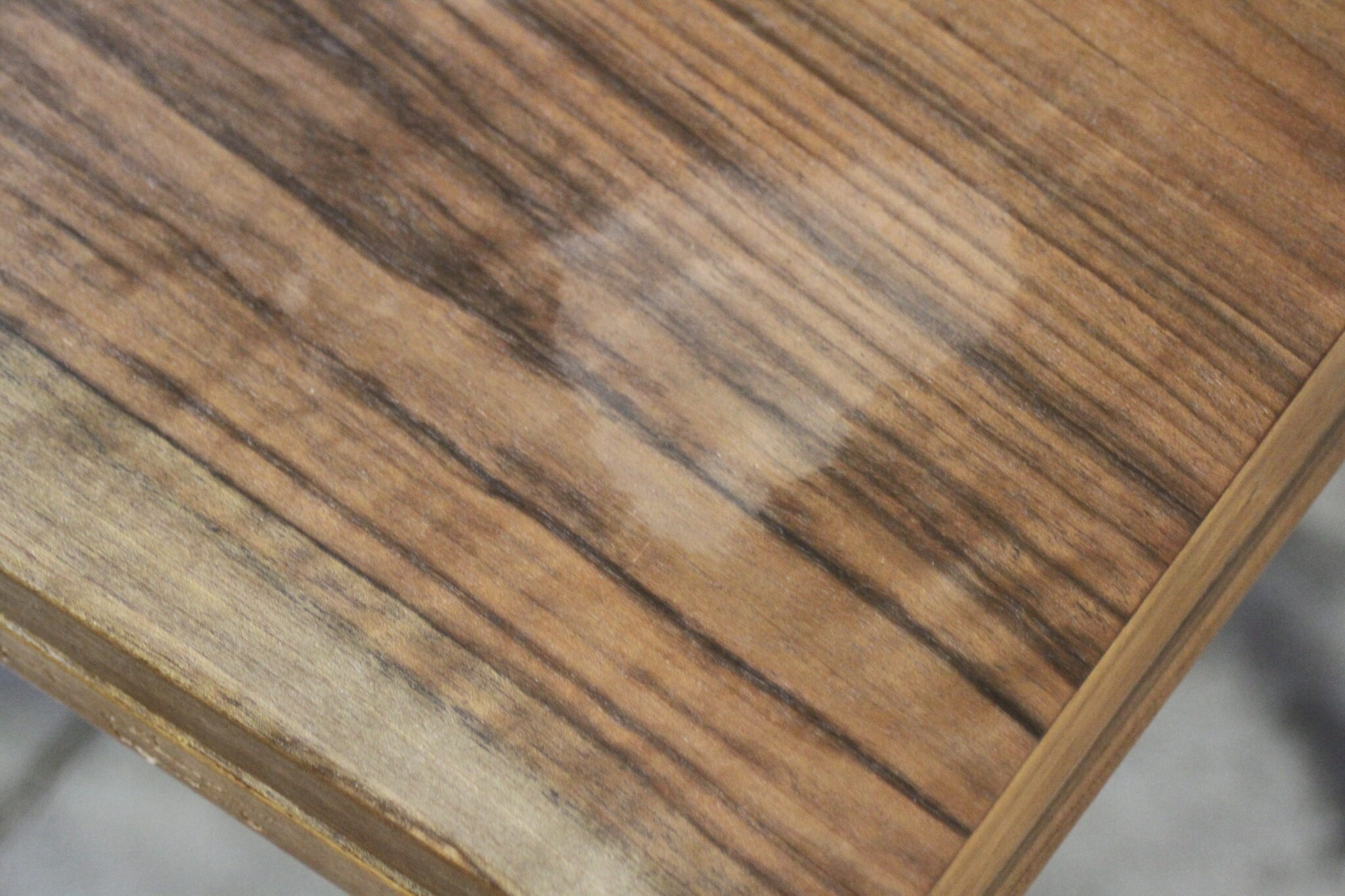 ancienne-table-a-jeux-en-bois-plateau-pivotant-et-pliant-finitions-laiton-mobilier-brocante-occasion-emmaus-scherwiller-etikette (7)