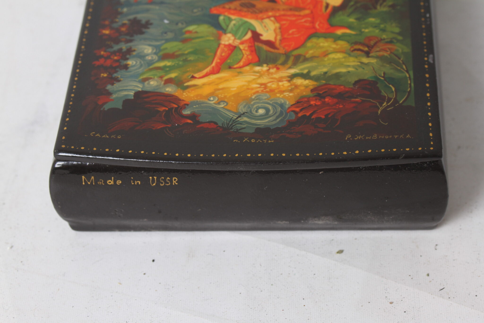 anciennne-boite-en-laque-russe-de-palekh-decor-contes-objets-deco-brocante-collection-occasion-emmaus-scherwiller-etikette (1)