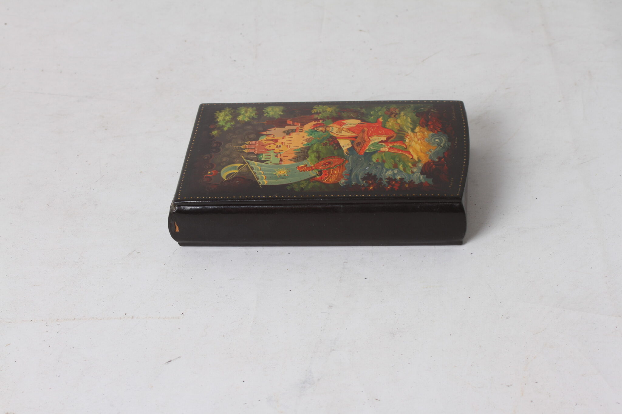 anciennne-boite-en-laque-russe-de-palekh-decor-contes-objets-deco-brocante-collection-occasion-emmaus-scherwiller-etikette (3)