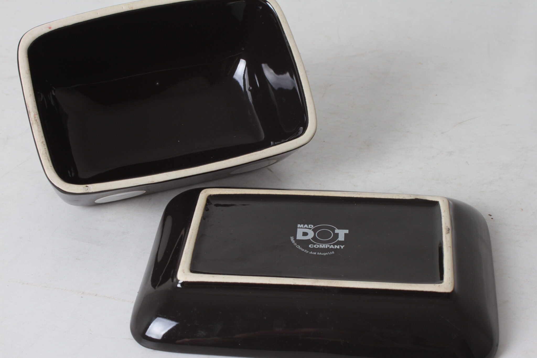 beurrier-pop-en-ceramique-noir-decor-gros-pois-blancs-maddot-company-art-de-la-table-occasion-emmaus-scherwiller-etikette (1)