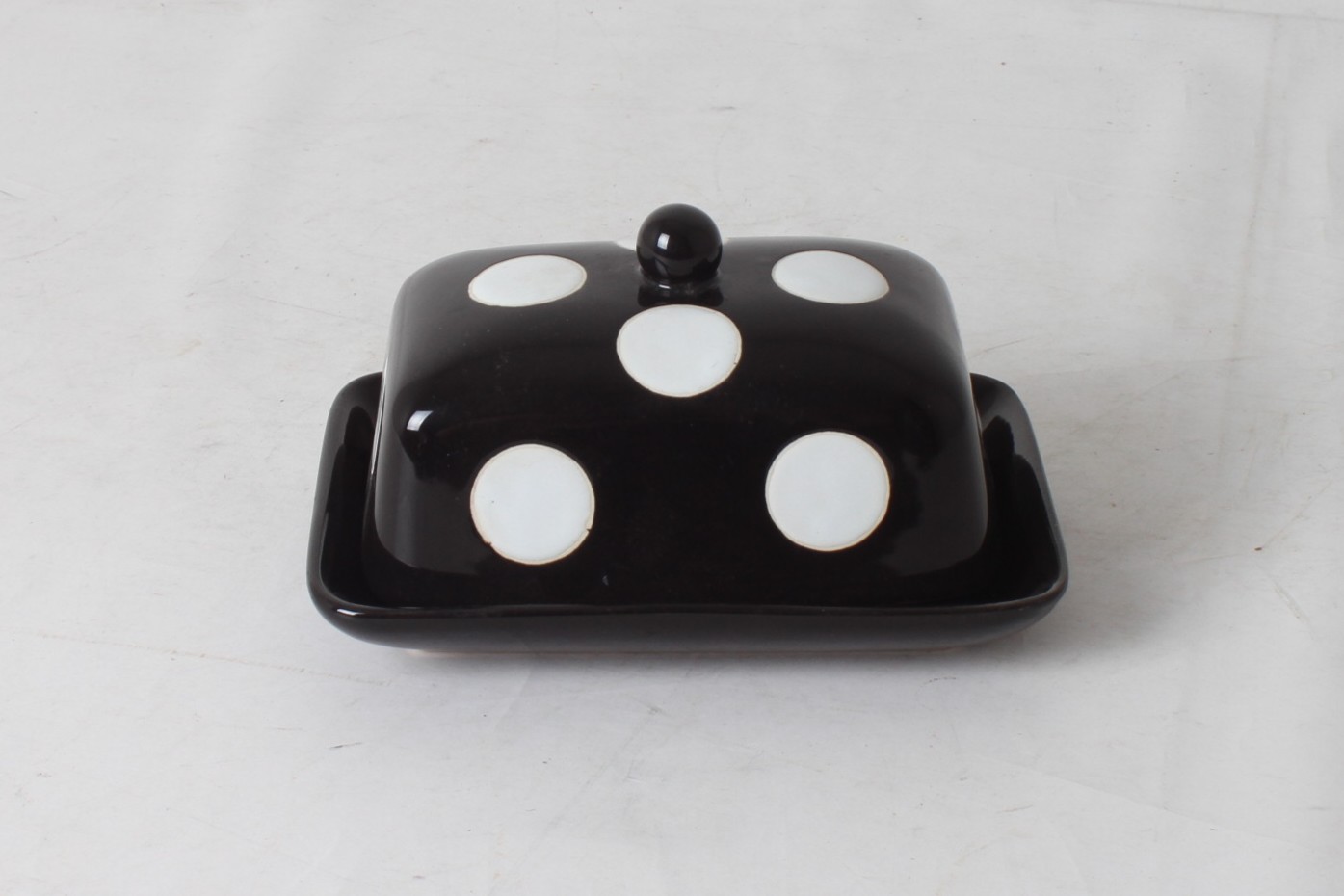 beurrier-pop-en-ceramique-noir-decor-gros-pois-blancs-maddot-company-art-de-la-table-occasion-emmaus-scherwiller-etikette (2)