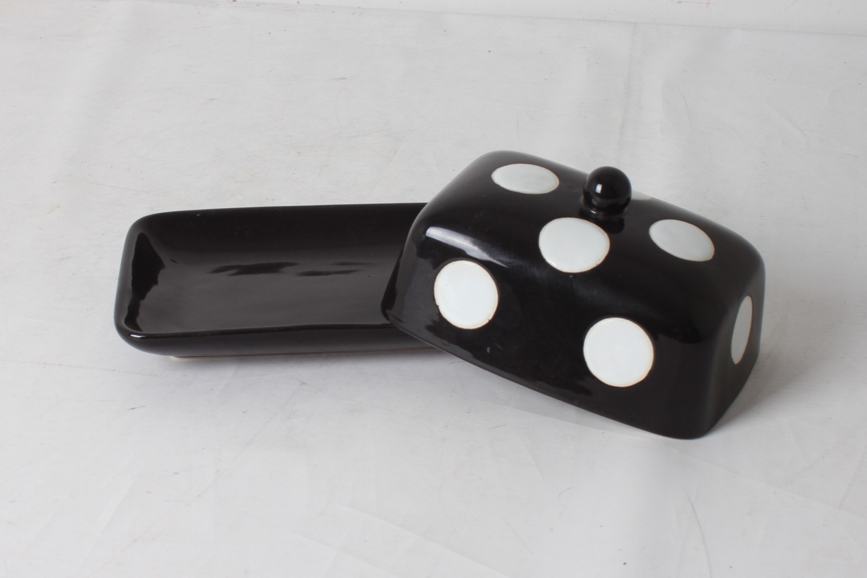 beurrier-pop-en-ceramique-noir-decor-gros-pois-blancs-maddot-company-art-de-la-table-occasion-emmaus-scherwiller-etikette (3)