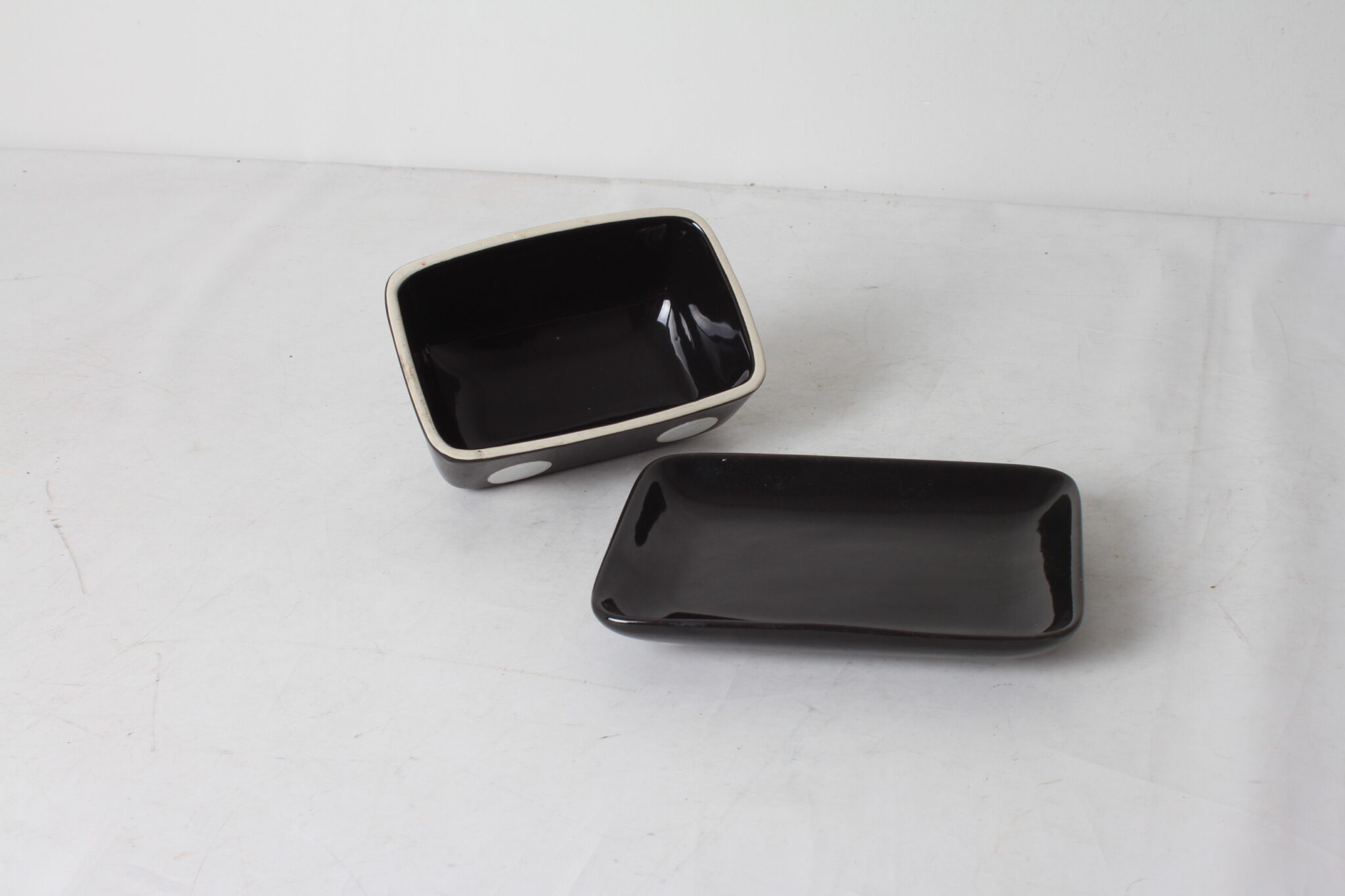 beurrier-pop-en-ceramique-noir-decor-gros-pois-blancs-maddot-company-art-de-la-table-occasion-emmaus-scherwiller-etikette (4)