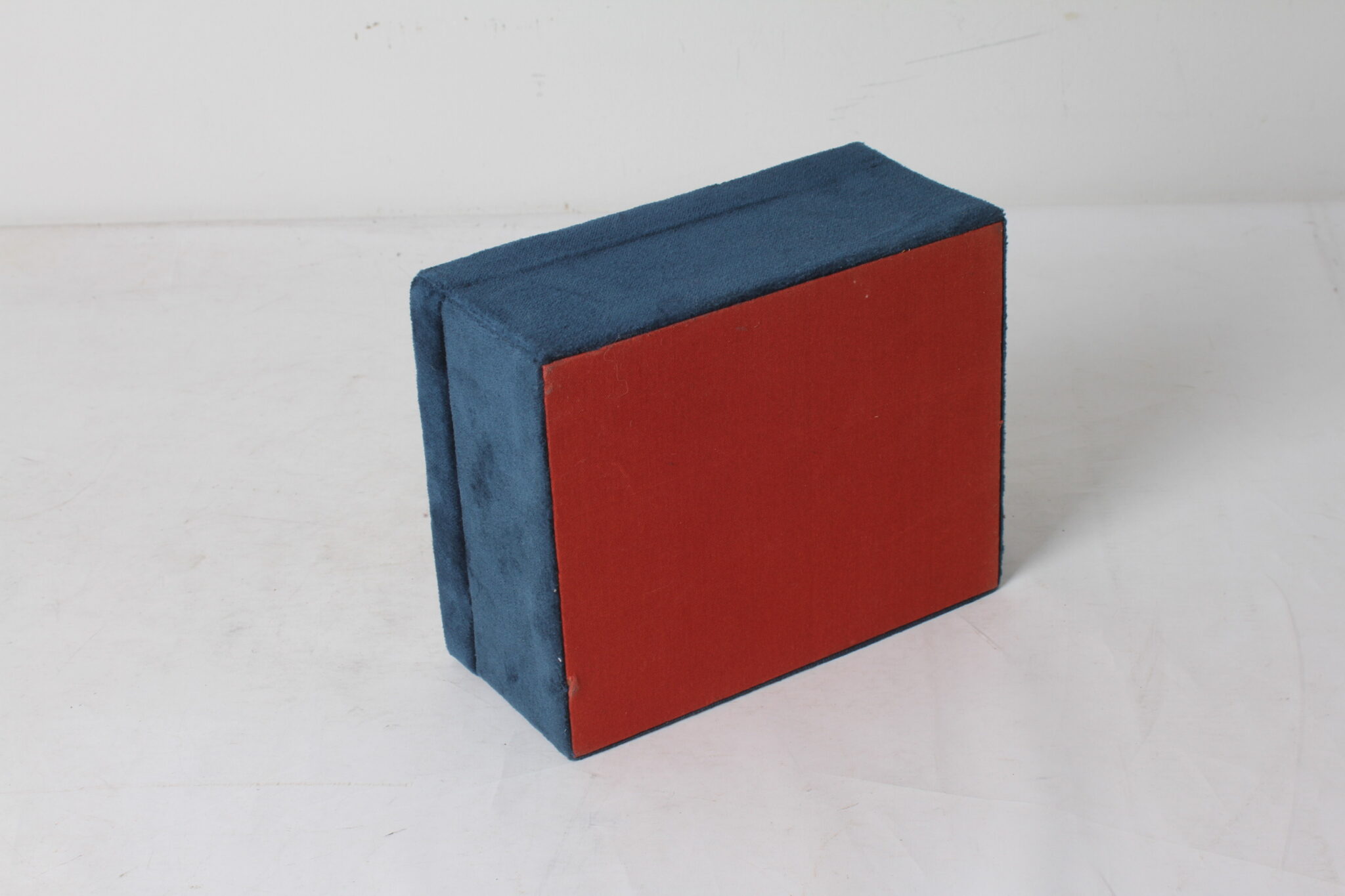 boite-a-bijoux-rectangulaire-tissu-velours-brode-decor-sequins-perles-objets-deco-brocante-occasion-emmaus-scherwiller-etikette (1)
