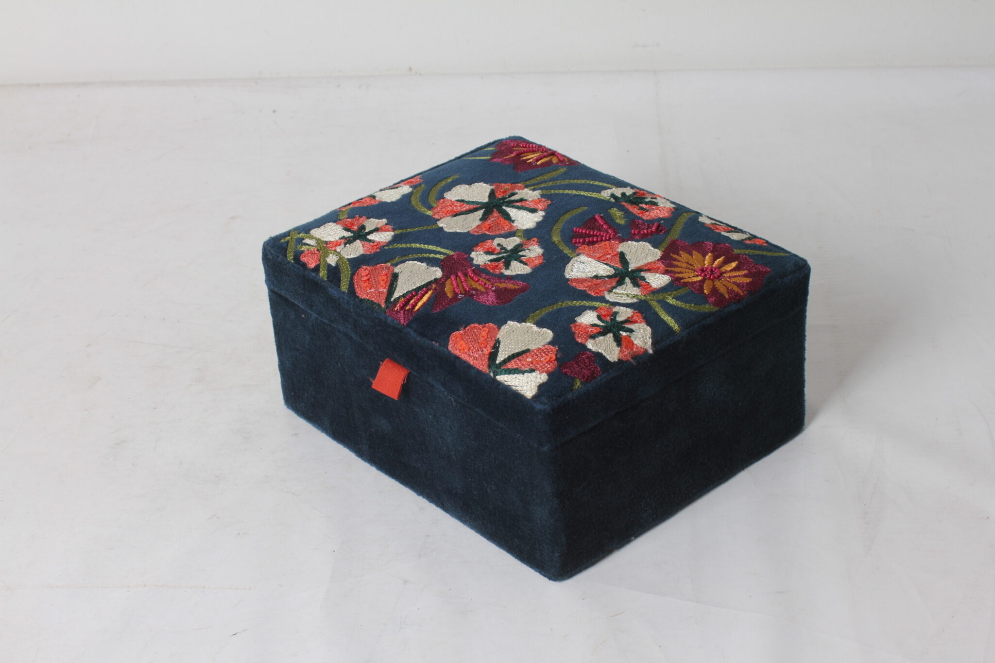 boite-a-bijoux-rectangulaire-tissu-velours-brode-decor-sequins-perles-objets-deco-brocante-occasion-emmaus-scherwiller-etikette (2)