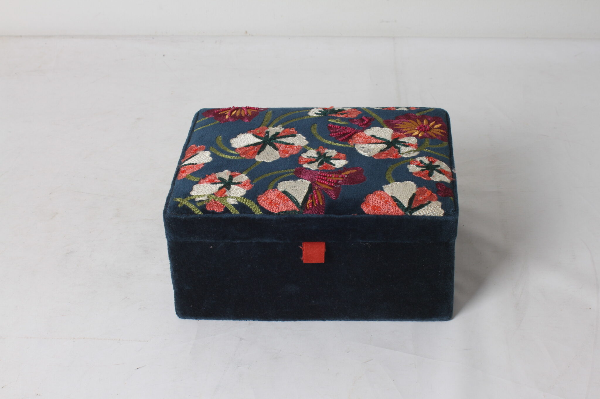 boite-a-bijoux-rectangulaire-tissu-velours-brode-decor-sequins-perles-objets-deco-brocante-occasion-emmaus-scherwiller-etikette (3)