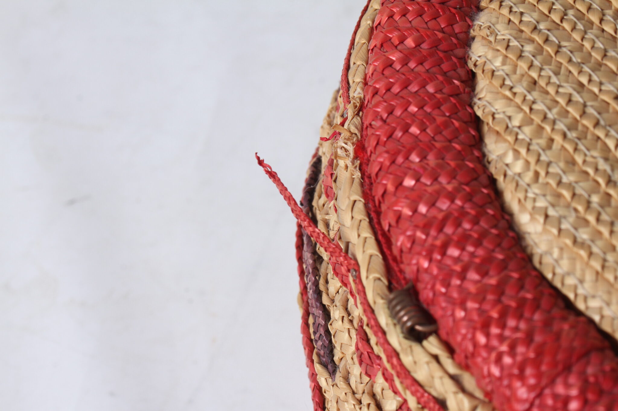 boite-panier-a-couture-vintage-osier-tresse-raphia-objets-deco-loisir-brocante-occasion-emmaus-scherwiller-etikette (1)