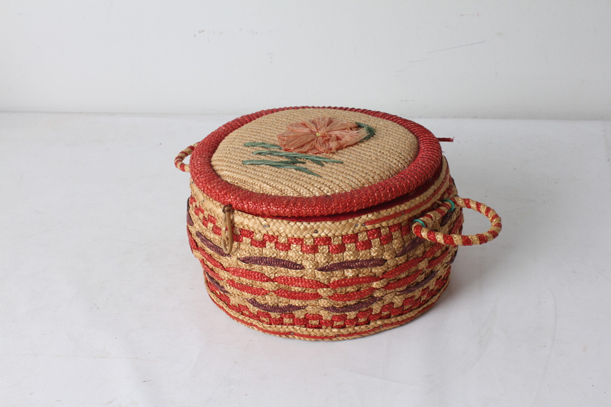 boite-panier-a-couture-vintage-osier-tresse-raphia-objets-deco-loisir-brocante-occasion-emmaus-scherwiller-etikette (2)