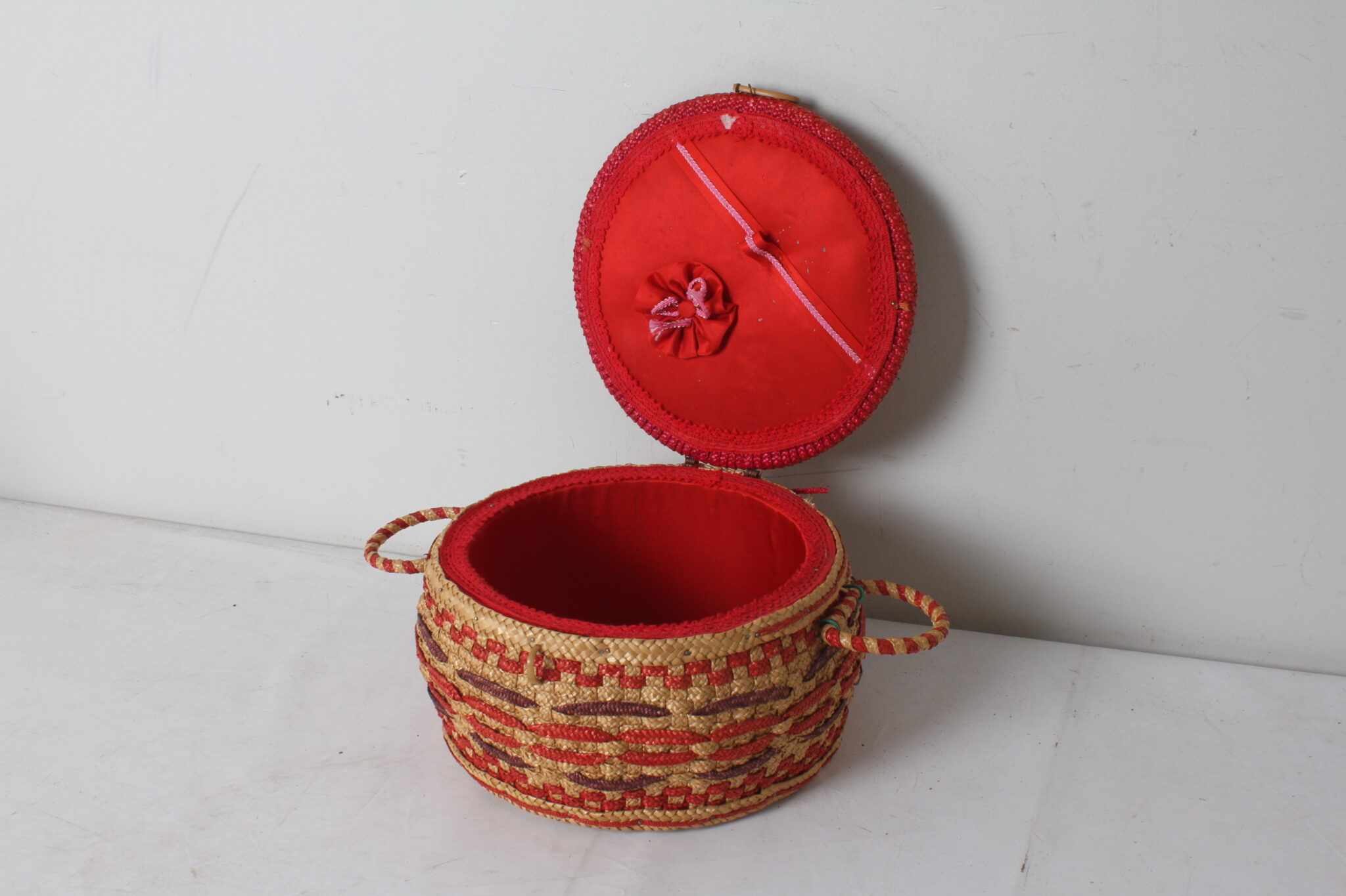 boite-panier-a-couture-vintage-osier-tresse-raphia-objets-deco-loisir-brocante-occasion-emmaus-scherwiller-etikette (4)