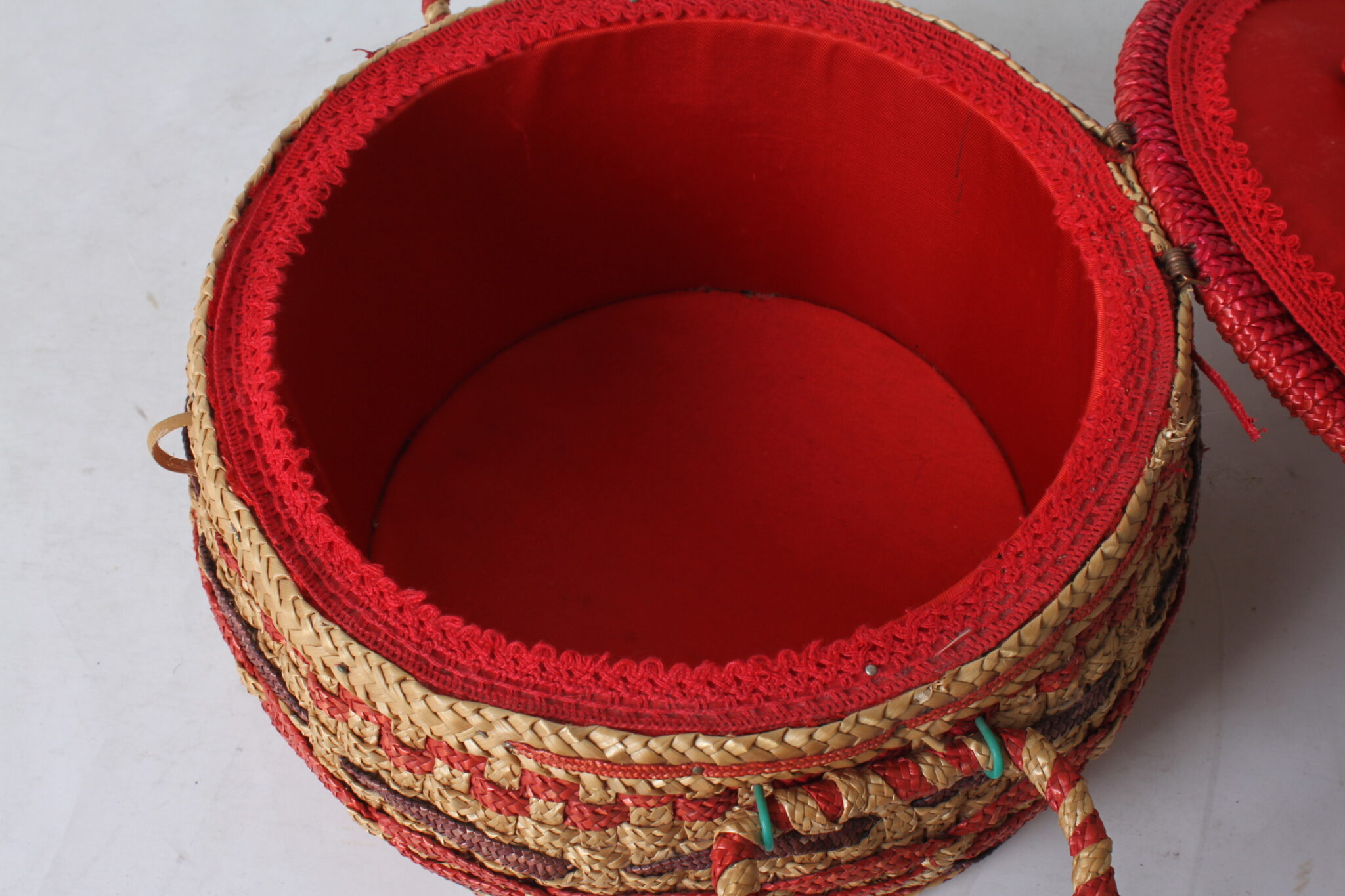 boite-panier-a-couture-vintage-osier-tresse-raphia-objets-deco-loisir-brocante-occasion-emmaus-scherwiller-etikette (5)