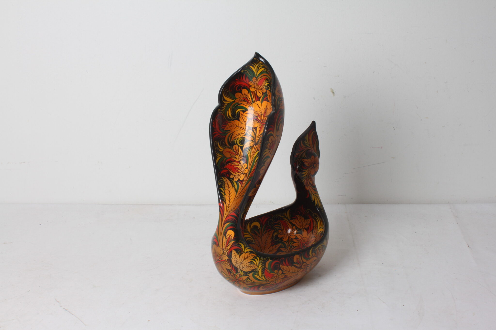 bol-cygne-khokhloma-bois-laque-objets-deco-brocante-occasion-emmaus-scherwiller-etikette (1)