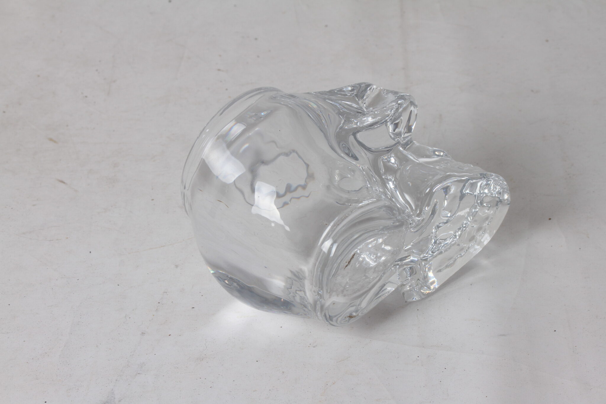 bougeoir-tete-de-mort-en-verre-epais-transparent-objets-deco-occasion-emmaus-scherwiller-etikette (1)