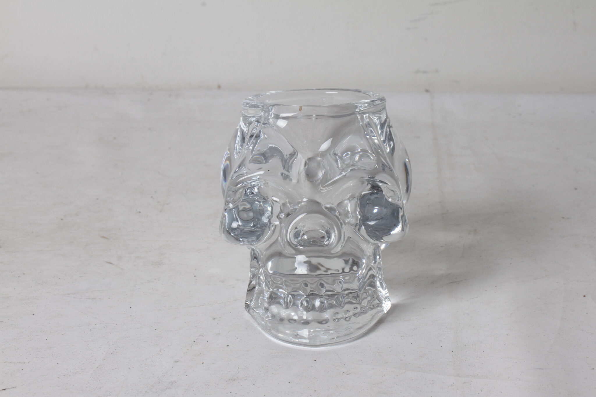 bougeoir-tete-de-mort-en-verre-epais-transparent-objets-deco-occasion-emmaus-scherwiller-etikette (3)