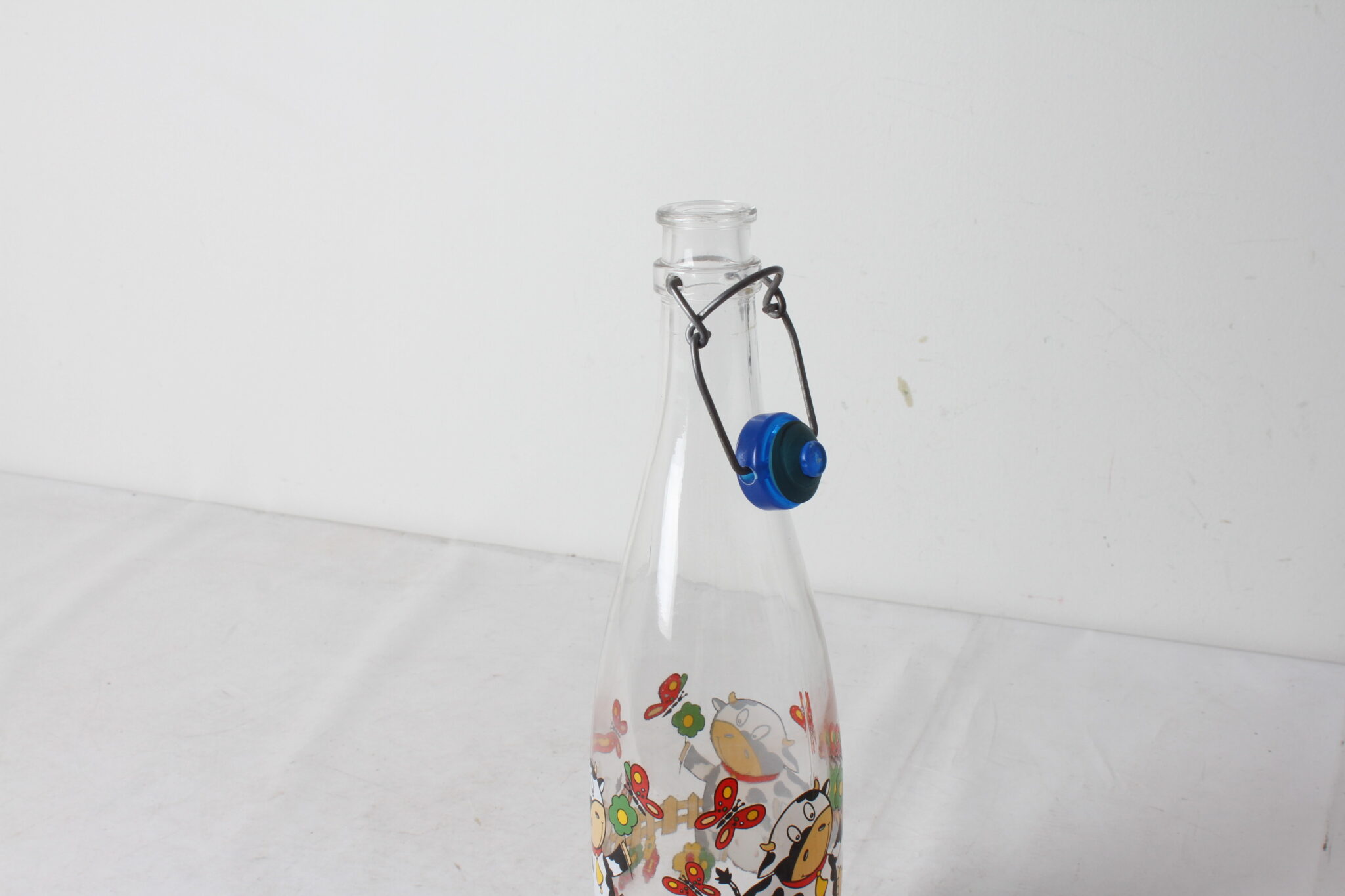 bouteille-a-eau-en-verre-decor-vache-ferme-art-de-la-table-occasion-emmaus-scherwiller-etikette (1)