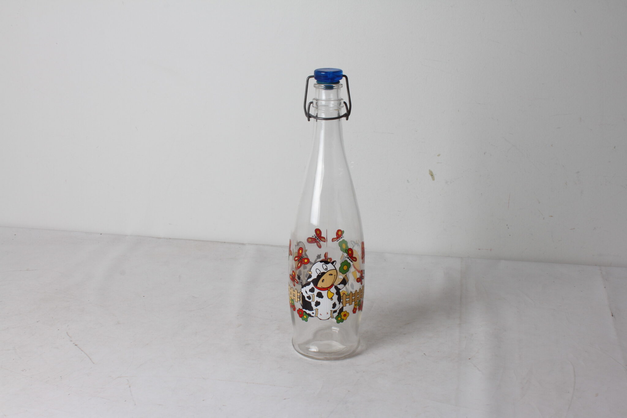 bouteille-a-eau-en-verre-decor-vache-ferme-art-de-la-table-occasion-emmaus-scherwiller-etikette (2)