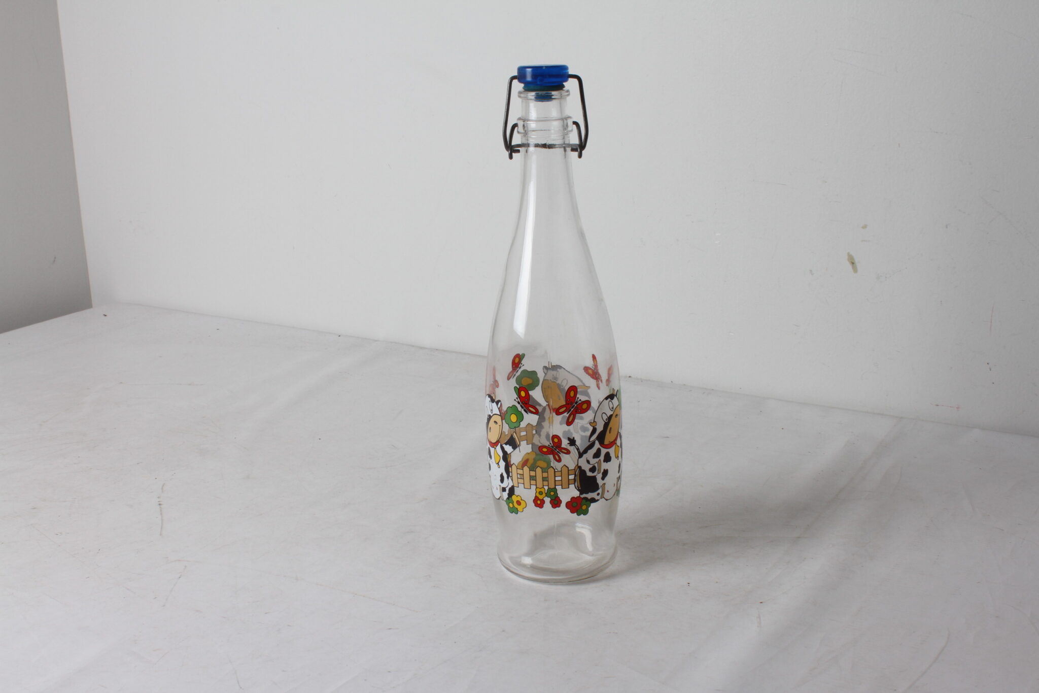 bouteille-a-eau-en-verre-decor-vache-ferme-art-de-la-table-occasion-emmaus-scherwiller-etikette (3)