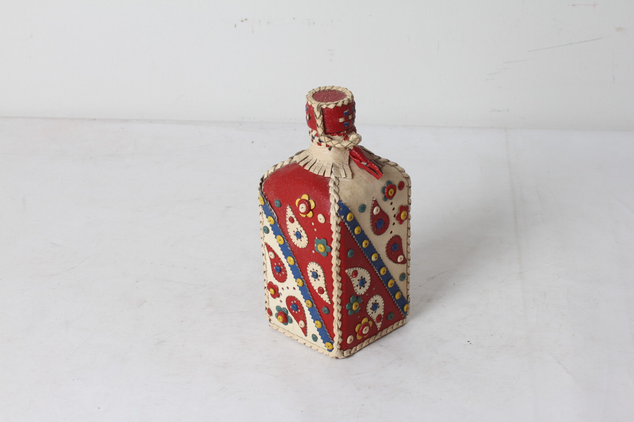 bouteille-flasque-yougoslave-verre-cuir-art-de-la-table-brocante-occasion-emmaus-scherwiller-etikette (2)