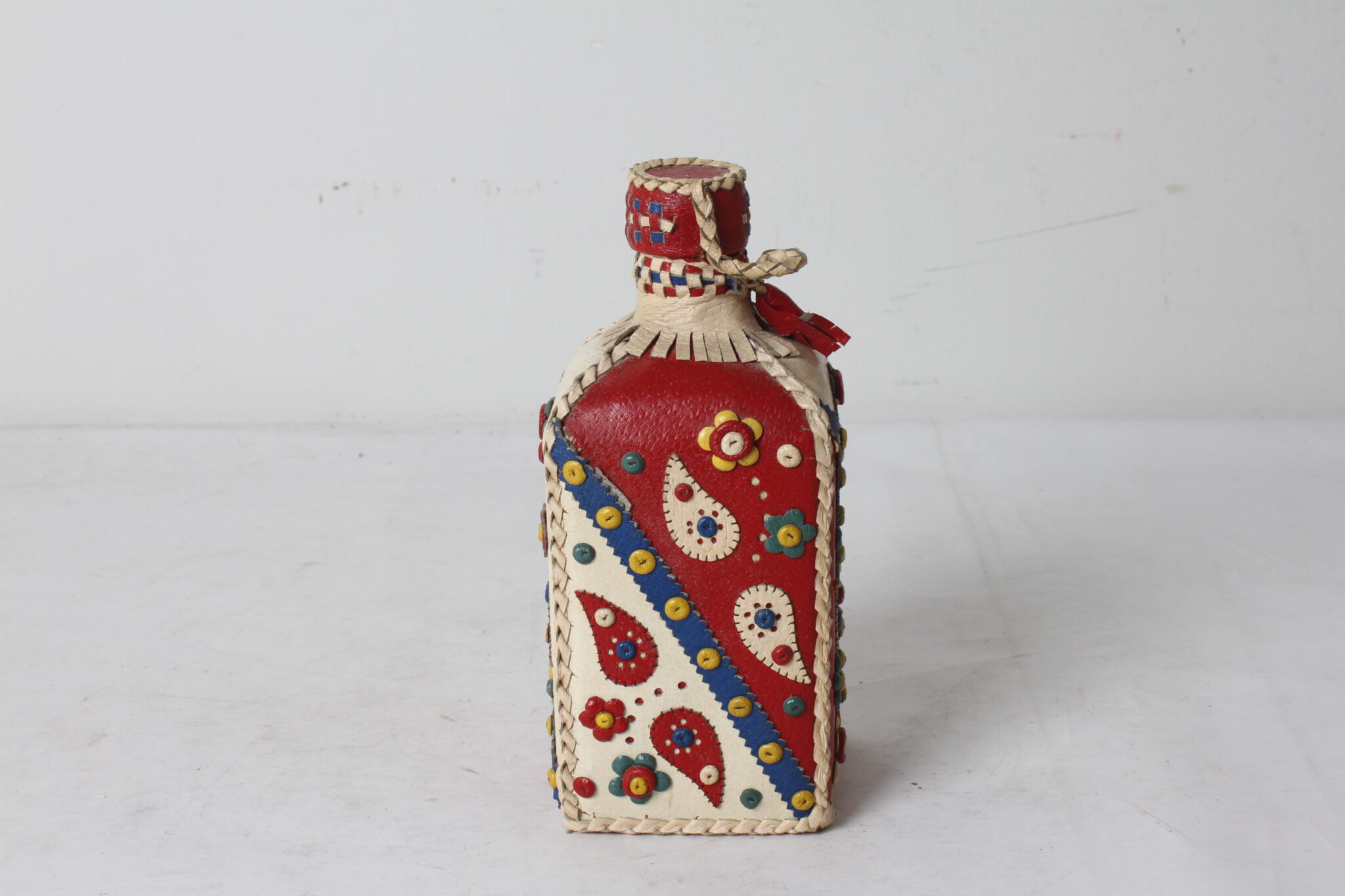 bouteille-flasque-yougoslave-verre-cuir-art-de-la-table-brocante-occasion-emmaus-scherwiller-etikette (3)
