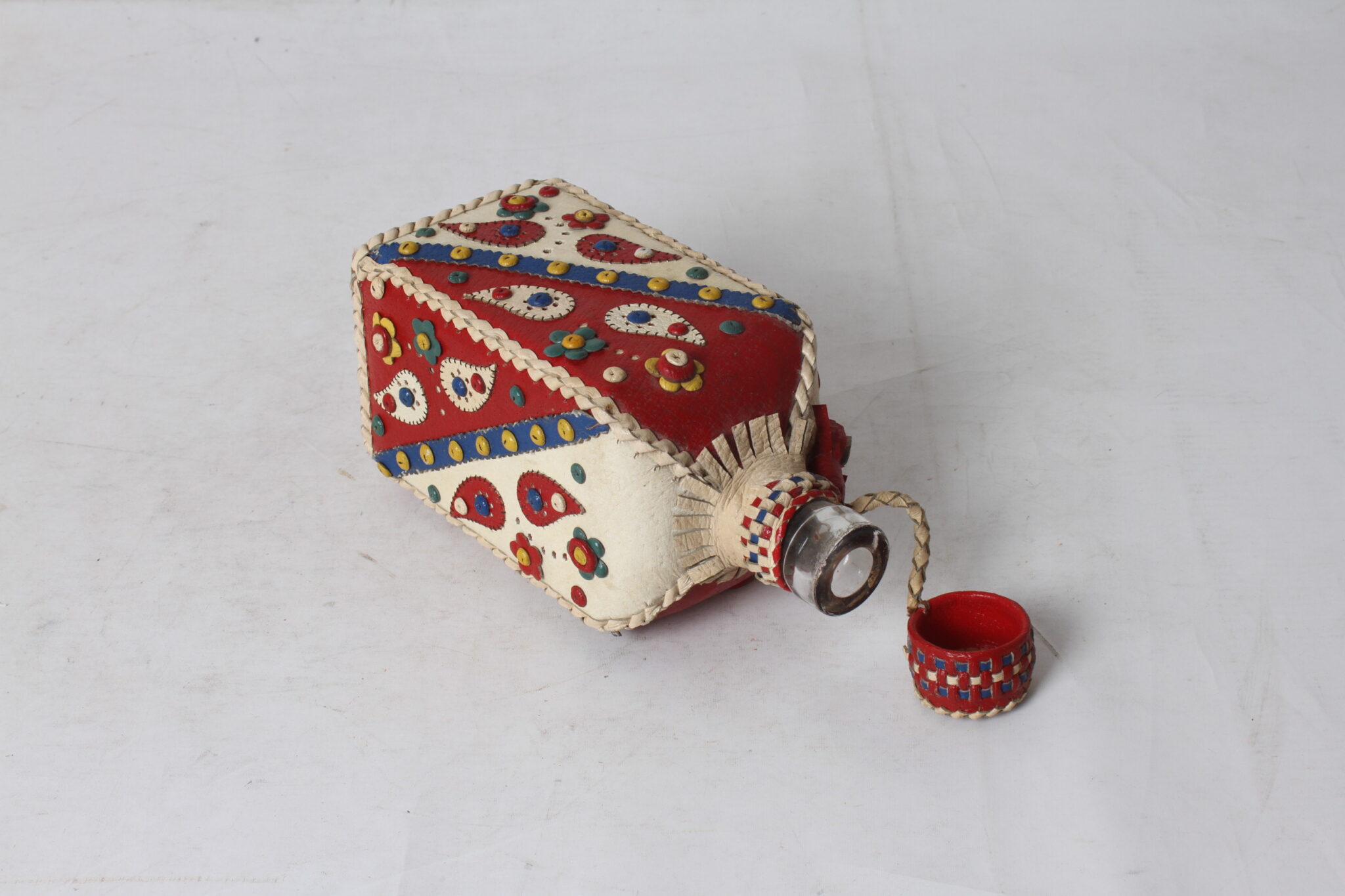 bouteille-flasque-yougoslave-verre-cuir-art-de-la-table-brocante-occasion-emmaus-scherwiller-etikette (4)