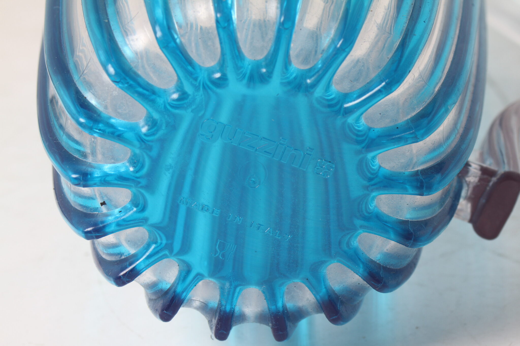 Carafe-GUZZINI-Dolcevita-en-plastique-emmaus-etikette (1)