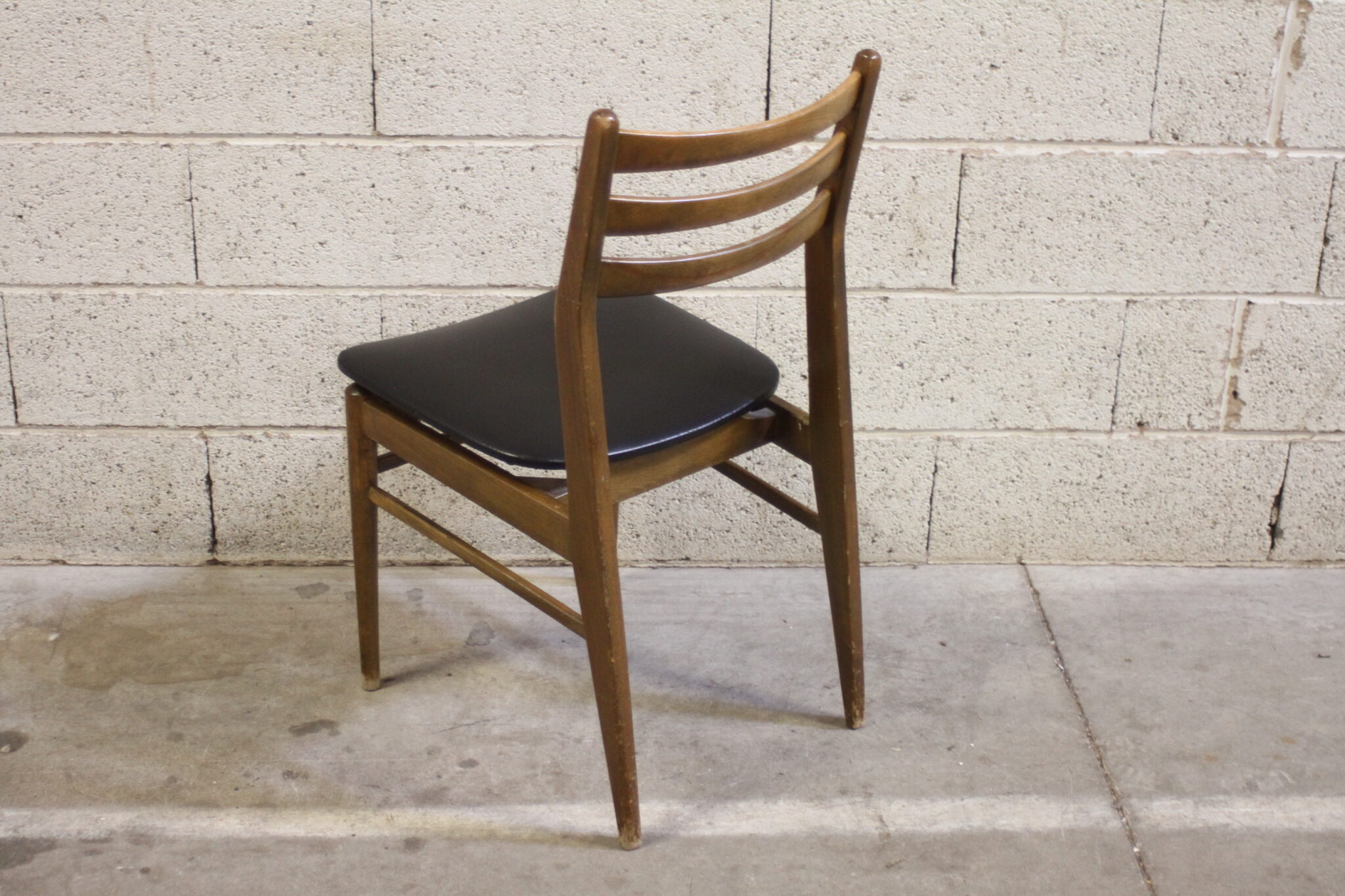 chaise-vintage-scandinave-bois-skai-noir-mobilier-brocante-occasion-emmaus-scherwiller-etikette (1)