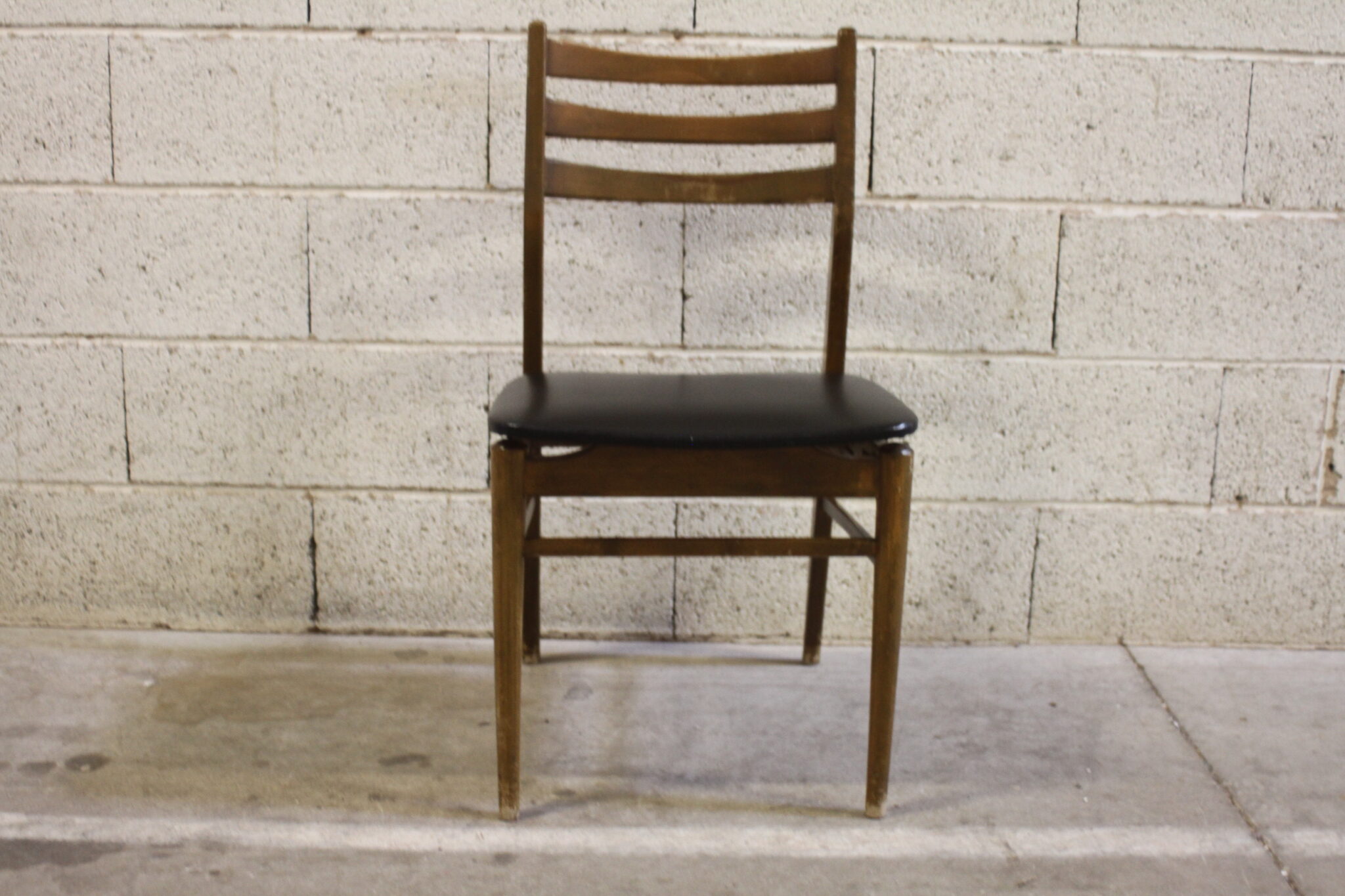 chaise-vintage-scandinave-bois-skai-noir-mobilier-brocante-occasion-emmaus-scherwiller-etikette (2)