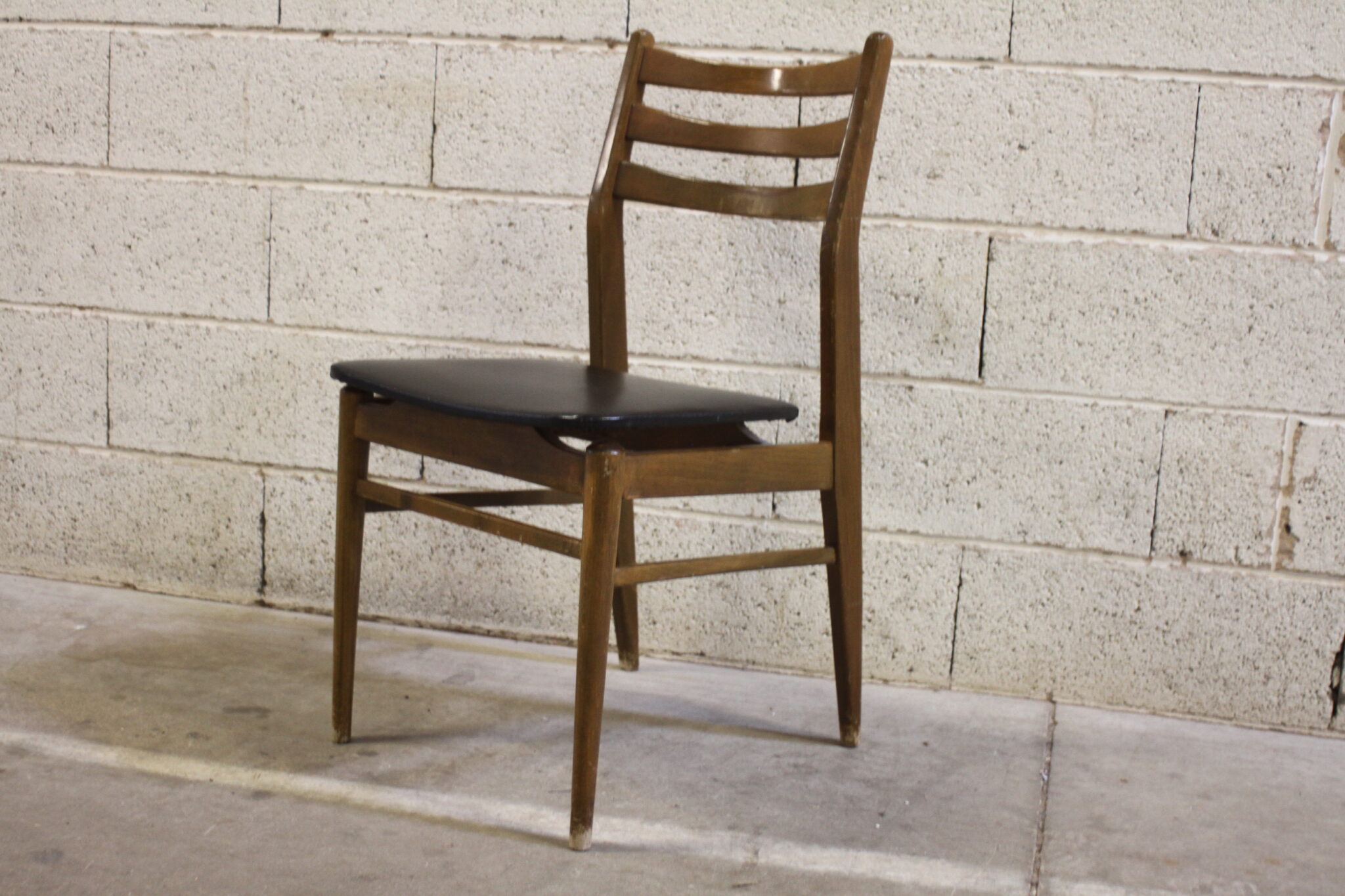 chaise-vintage-scandinave-bois-skai-noir-mobilier-brocante-occasion-emmaus-scherwiller-etikette (3)