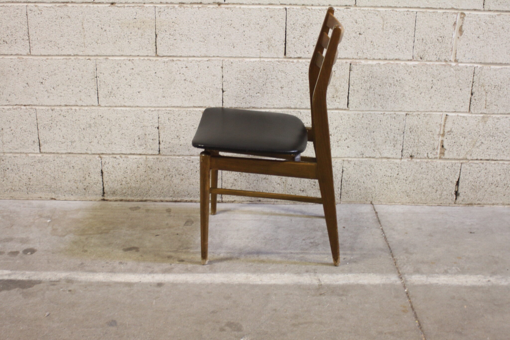 chaise-vintage-scandinave-bois-skai-noir-mobilier-brocante-occasion-emmaus-scherwiller-etikette (4)