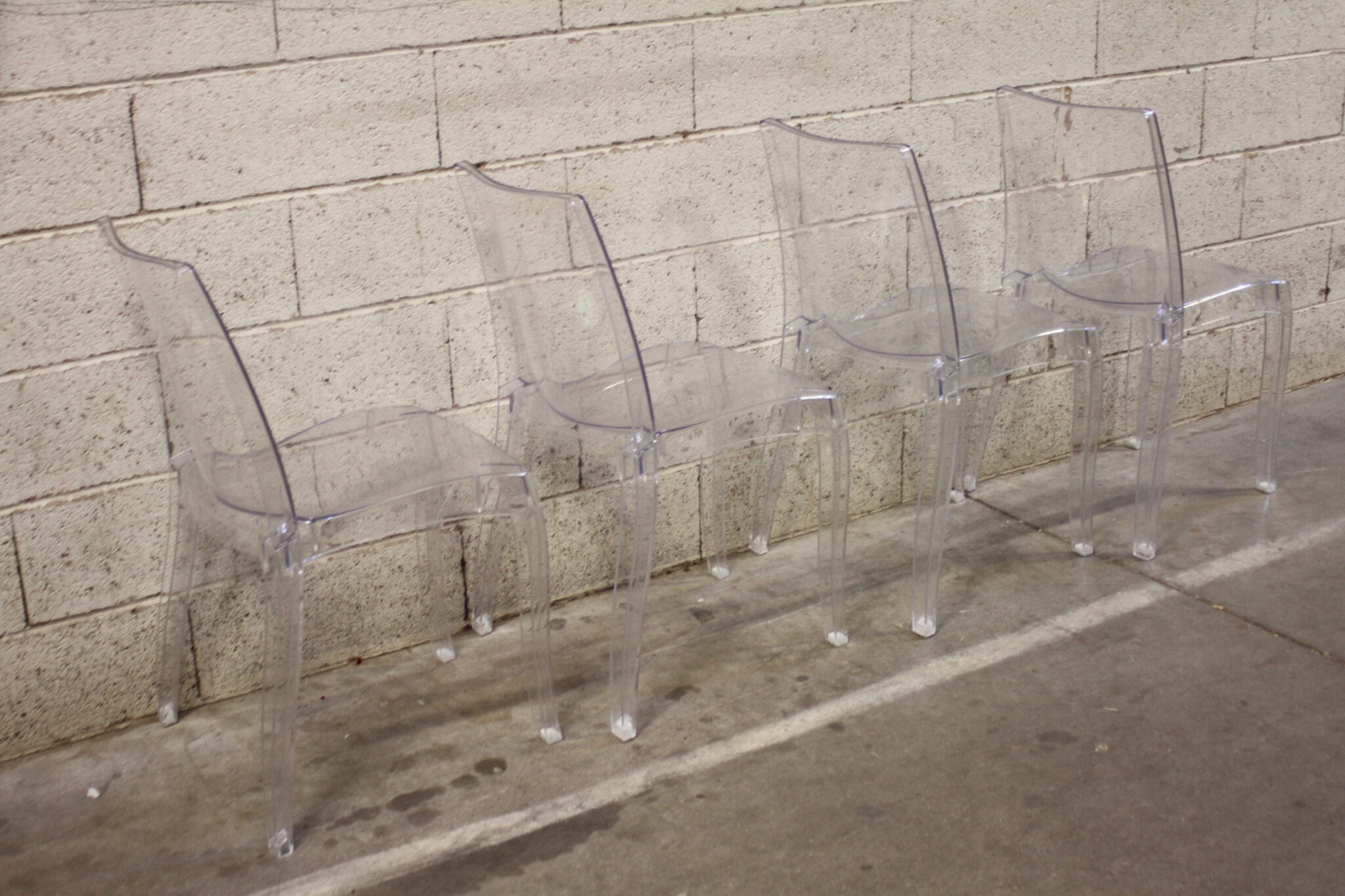 chaises-contemporaines-plastique-plexiglas-transparent-mobilier-occasion-emmaus-scherwiller-etikette (1)
