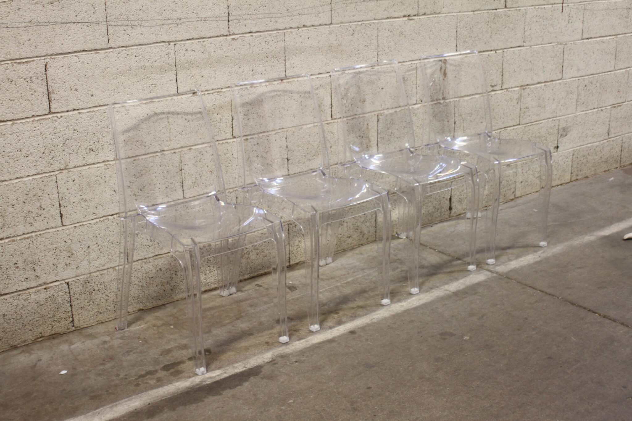chaises-contemporaines-plastique-plexiglas-transparent-mobilier-occasion-emmaus-scherwiller-etikette (2)