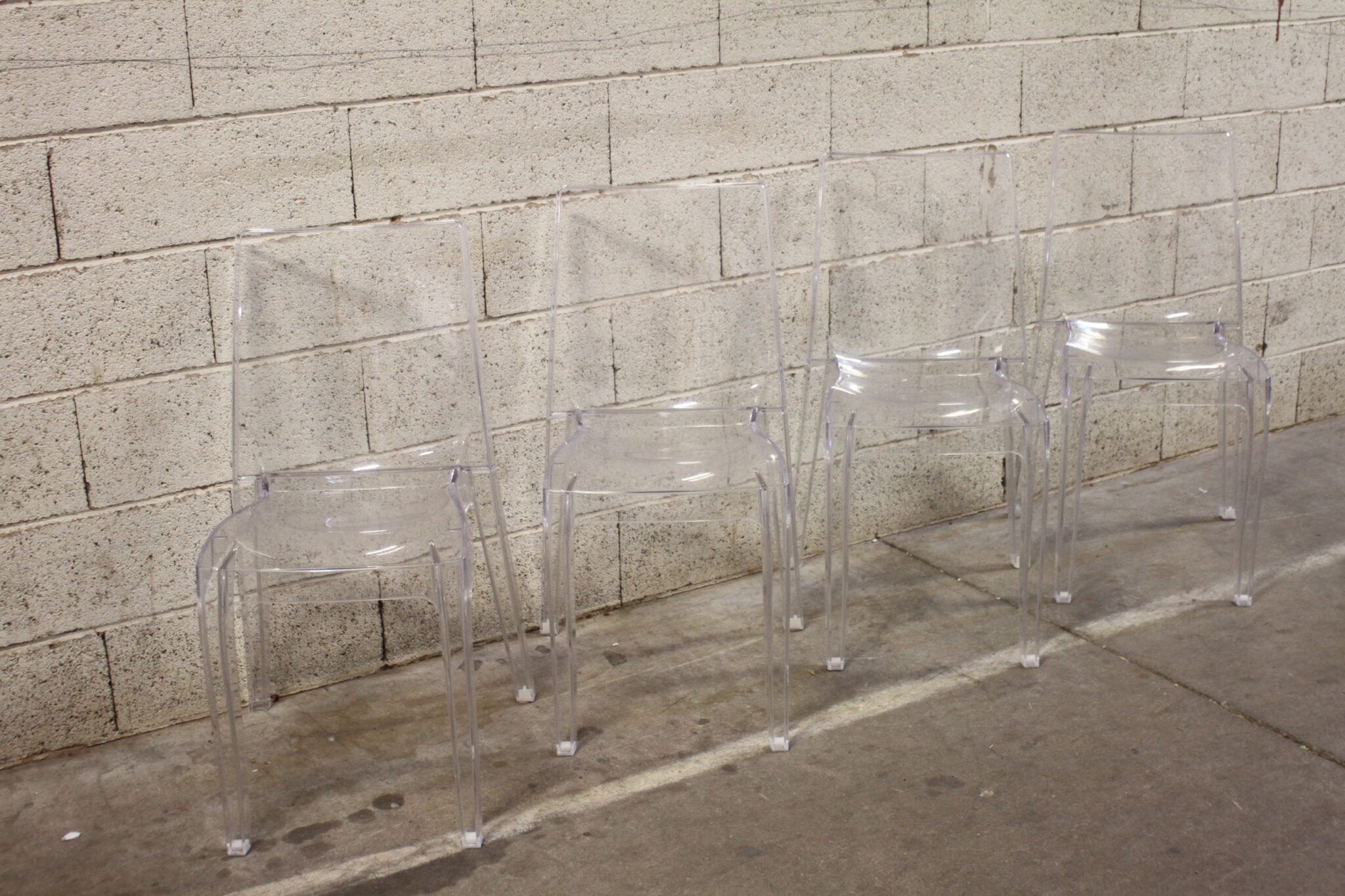 chaises-contemporaines-plastique-plexiglas-transparent-mobilier-occasion-emmaus-scherwiller-etikette (3)