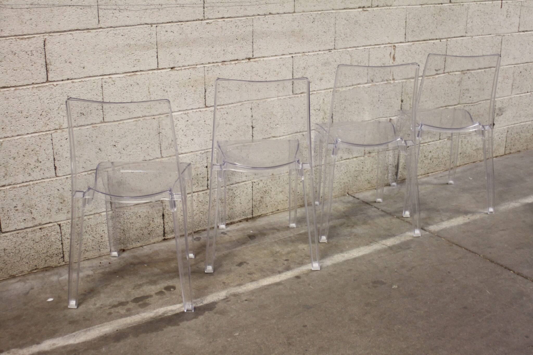 chaises-contemporaines-plastique-plexiglas-transparent-mobilier-occasion-emmaus-scherwiller-etikette (4)