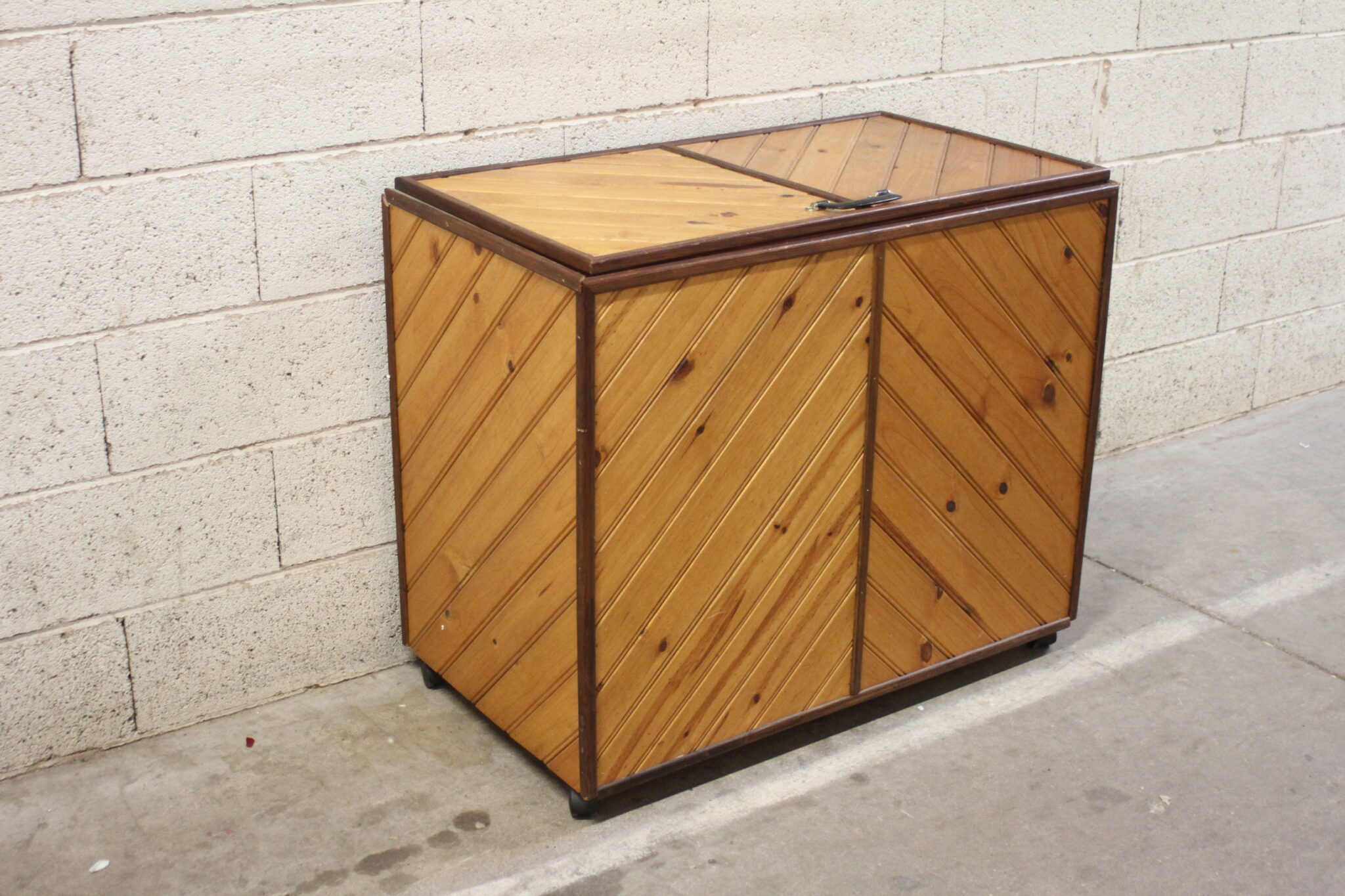 coffre-de-rangement-artisanal-sur-roulettes-bois-mobilier-objets-deco-occasion-brocante-emmaus-scherwiller-etikette (2)