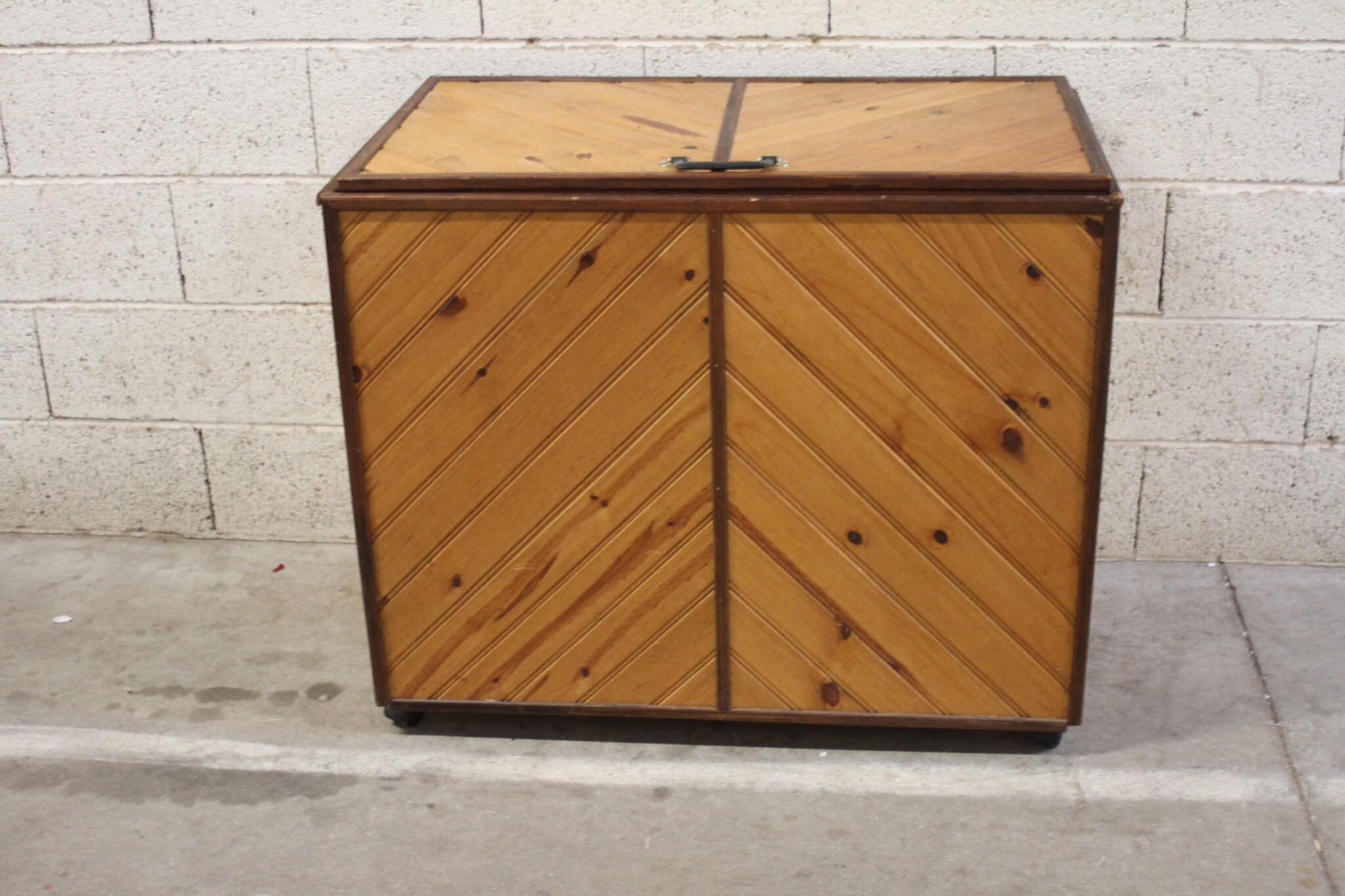 coffre-de-rangement-artisanal-sur-roulettes-bois-mobilier-objets-deco-occasion-brocante-emmaus-scherwiller-etikette (3)