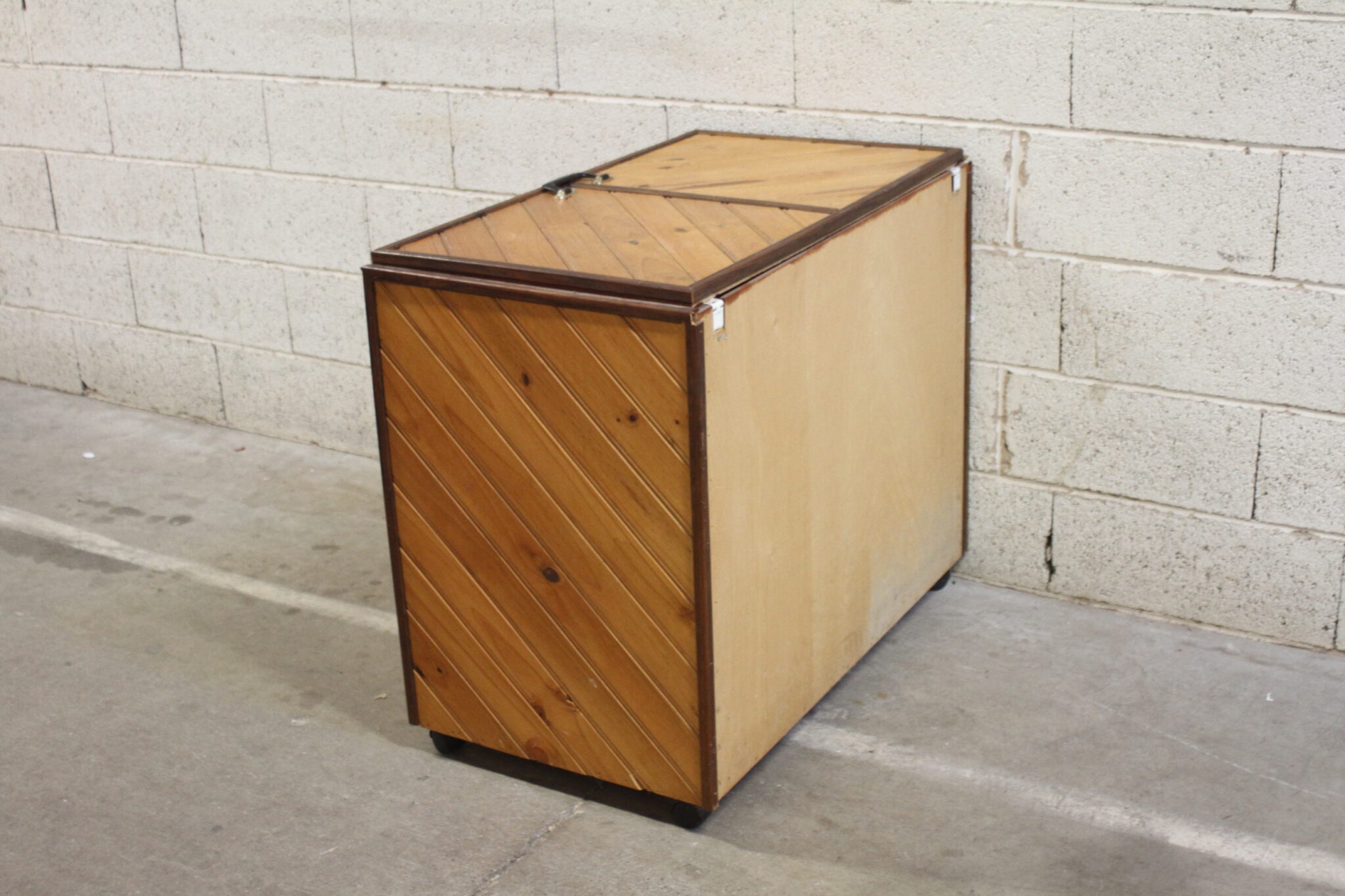 coffre-de-rangement-artisanal-sur-roulettes-bois-mobilier-objets-deco-occasion-brocante-emmaus-scherwiller-etikette (4)
