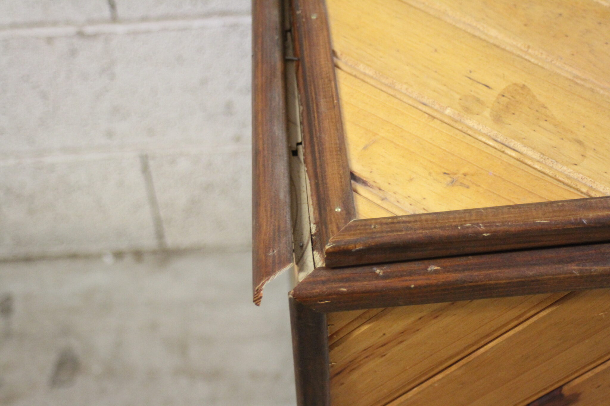 coffre-de-rangement-artisanal-sur-roulettes-bois-mobilier-objets-deco-occasion-brocante-emmaus-scherwiller-etikette (5)