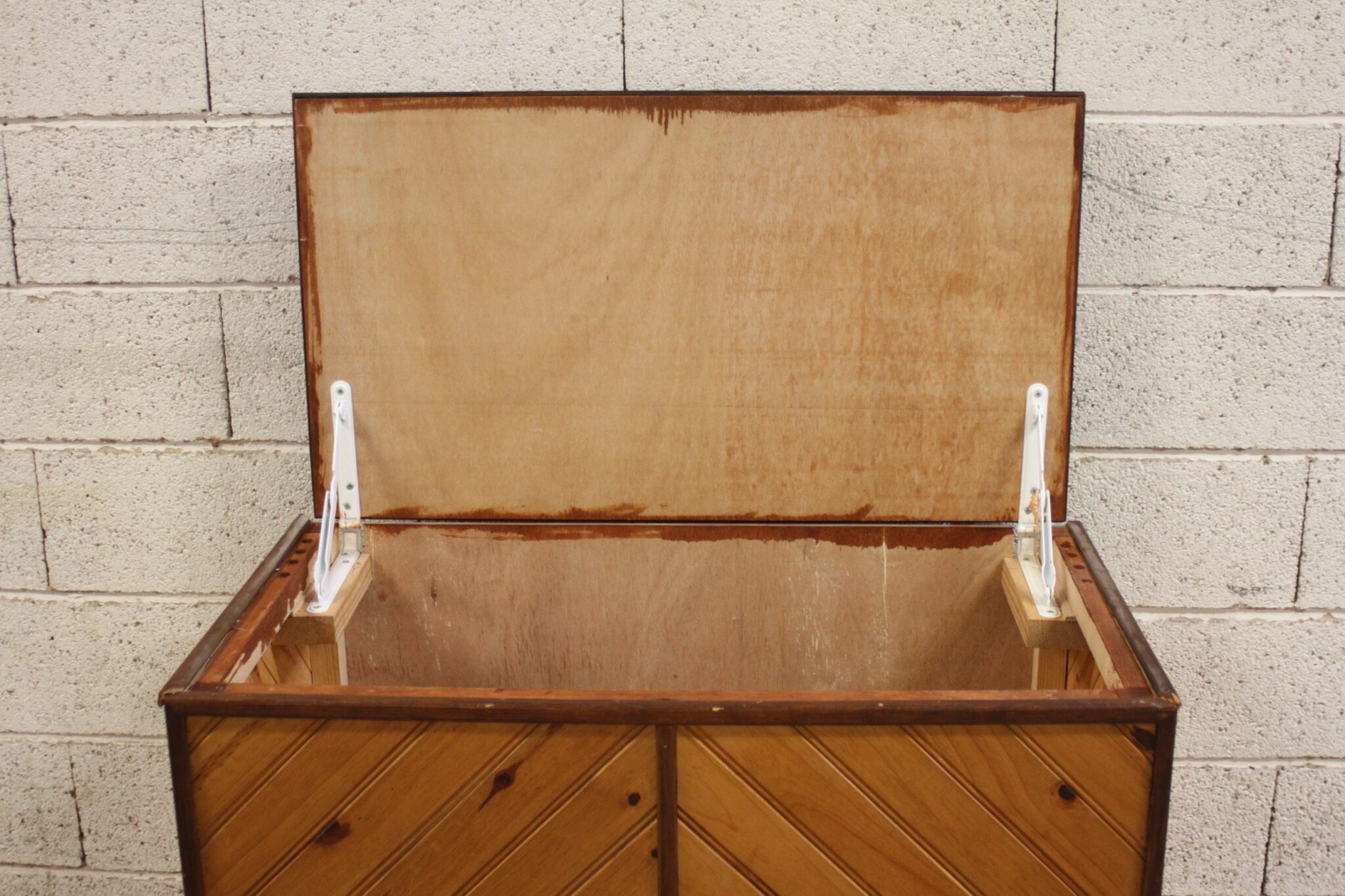 coffre-de-rangement-artisanal-sur-roulettes-bois-mobilier-objets-deco-occasion-brocante-emmaus-scherwiller-etikette (8)
