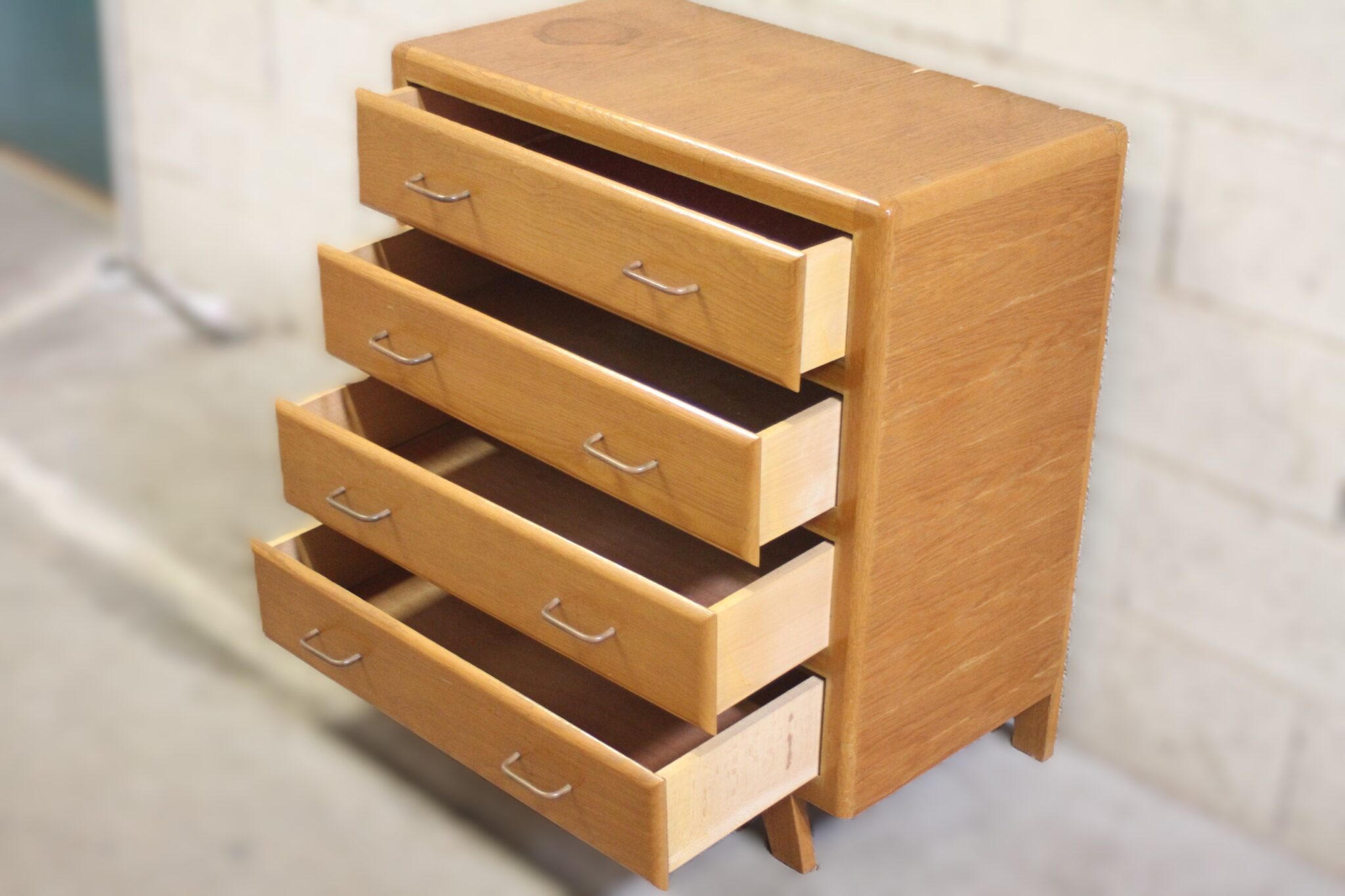 commode-vintage-4-tiroirs-pieds-compas-bois-placage-mobilier-brocante-occasion-emmaus-scherwiller-etikette (1)
