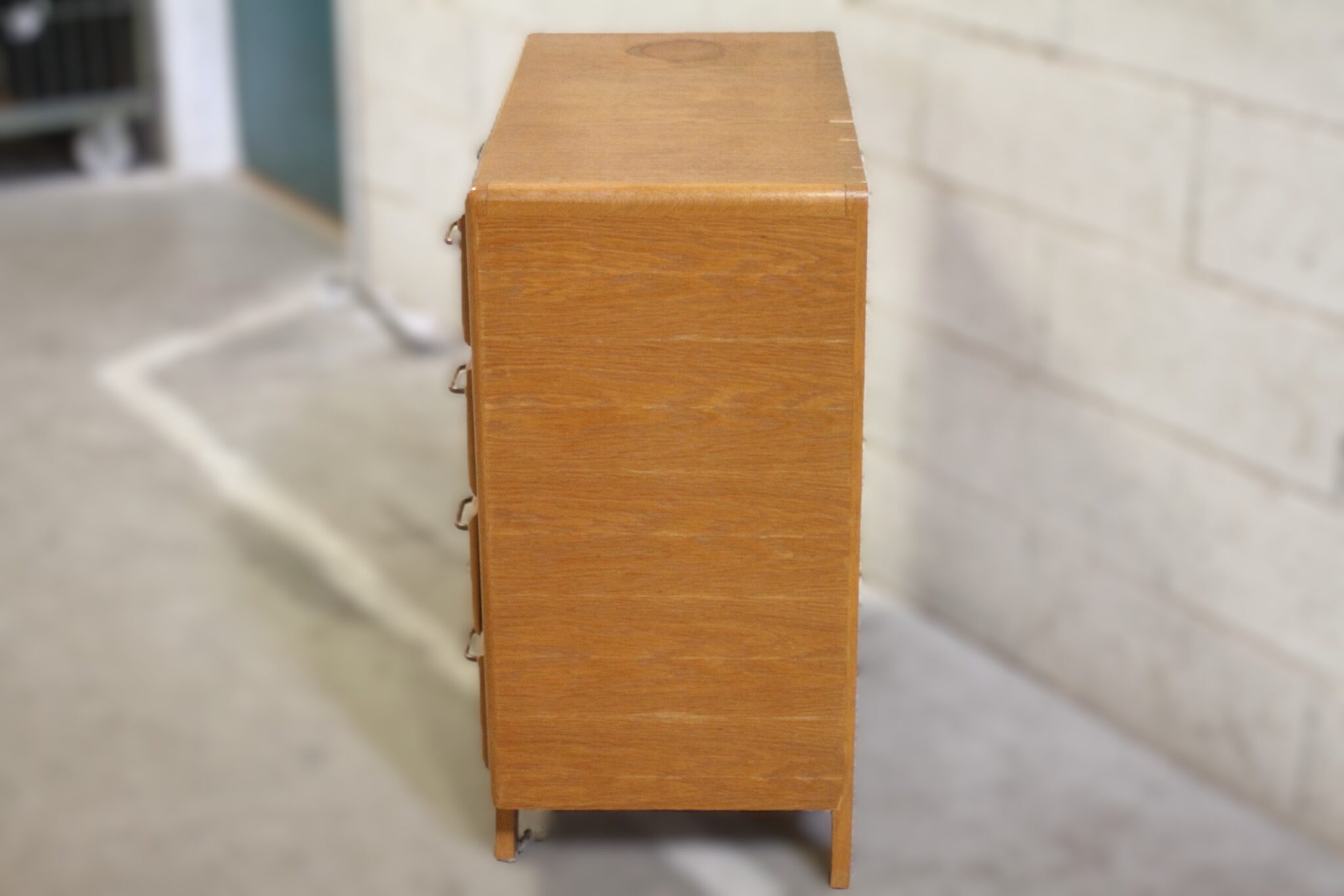 commode-vintage-4-tiroirs-pieds-compas-bois-placage-mobilier-brocante-occasion-emmaus-scherwiller-etikette (2)