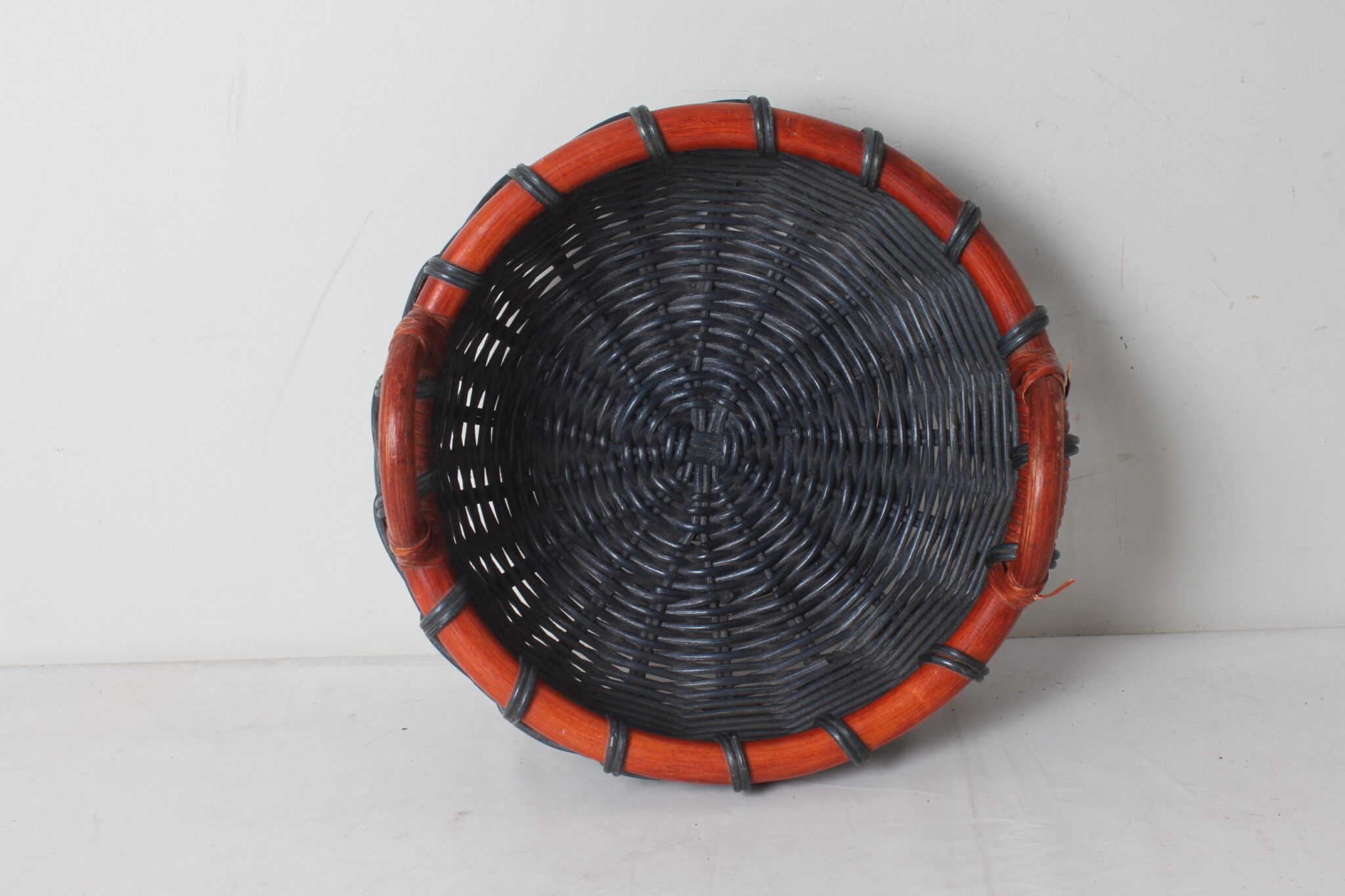 corbeille-bicolore-en-rotin-objets-deco-brocante-occasion-emmaus-scherwiller-etikette (1)