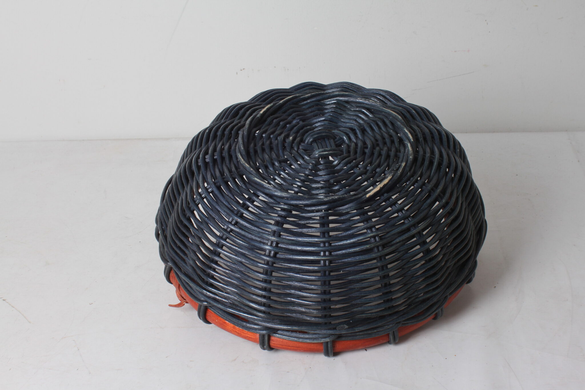 corbeille-bicolore-en-rotin-objets-deco-brocante-occasion-emmaus-scherwiller-etikette (2)