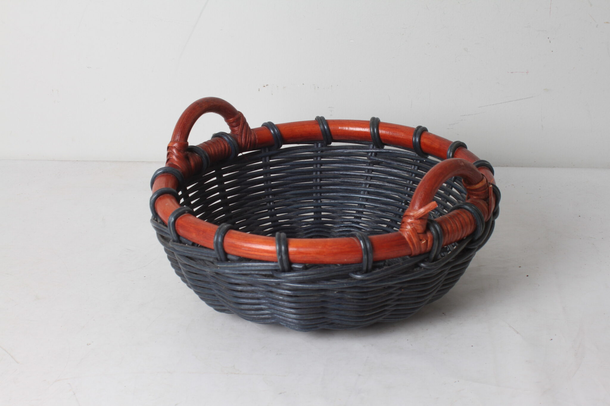 corbeille-bicolore-en-rotin-objets-deco-brocante-occasion-emmaus-scherwiller-etikette (3)