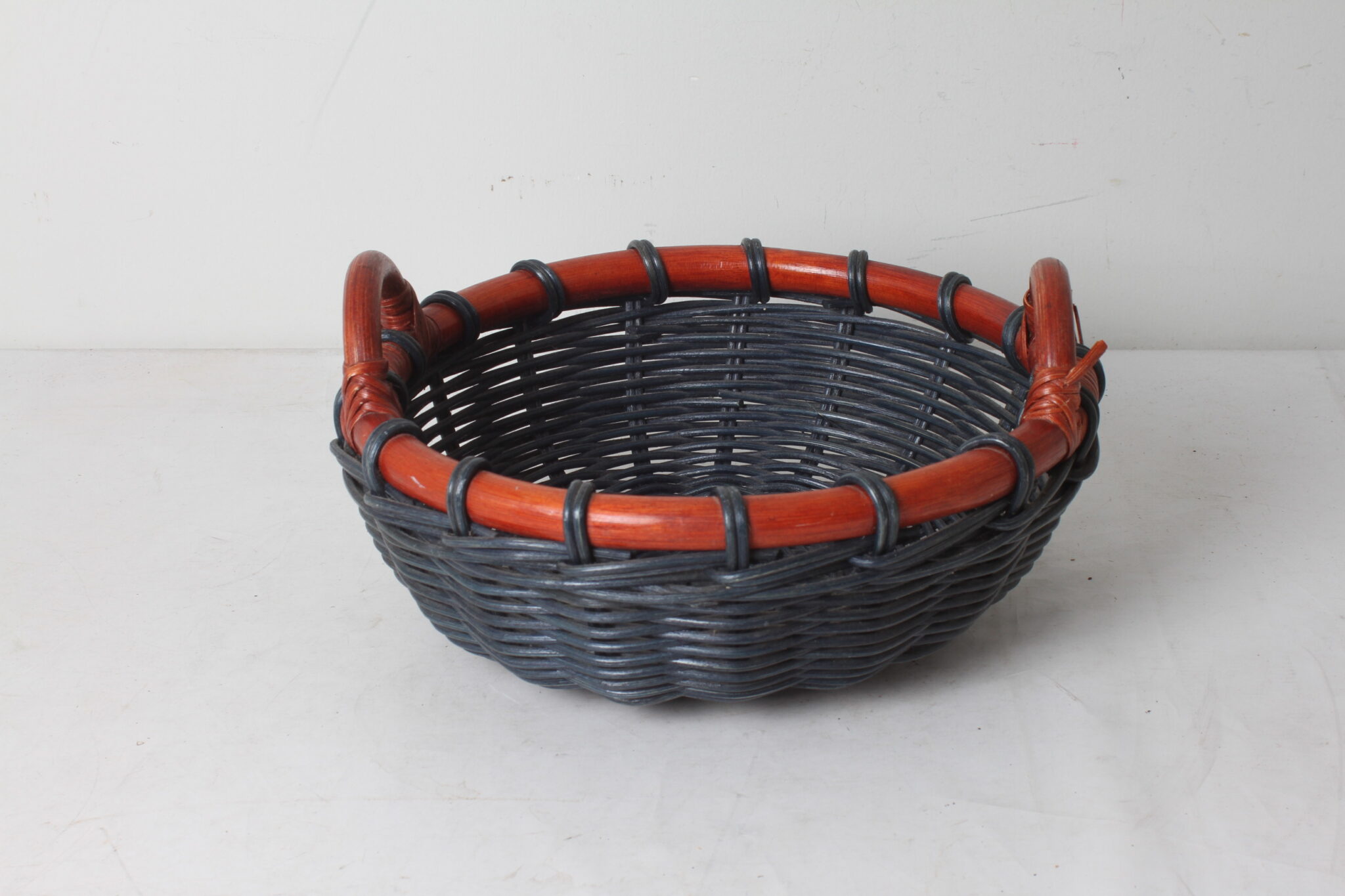corbeille-bicolore-en-rotin-objets-deco-brocante-occasion-emmaus-scherwiller-etikette (4)
