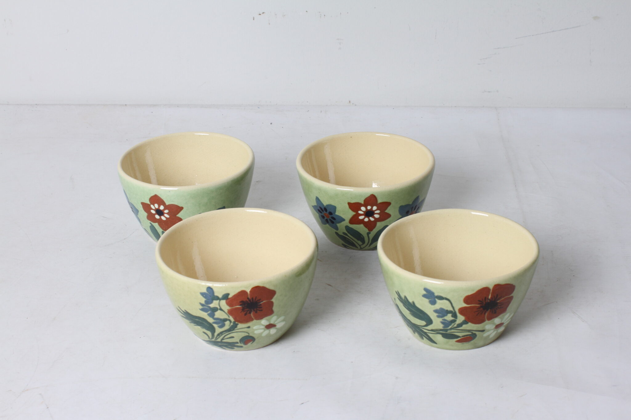 coupelles-en-ceramique-vernissee-decor-floral-art-de-la-table-brocante-occasion-emmaus-scherwiller-etikette (3)