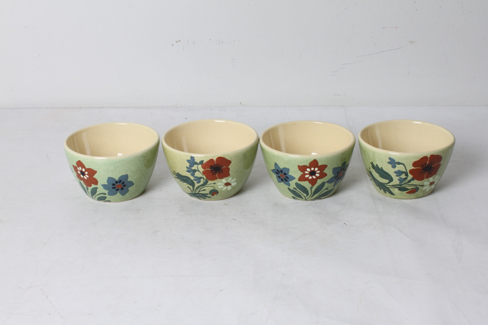 coupelles-en-ceramique-vernissee-decor-floral-art-de-la-table-brocante-occasion-emmaus-scherwiller-etikette (4)